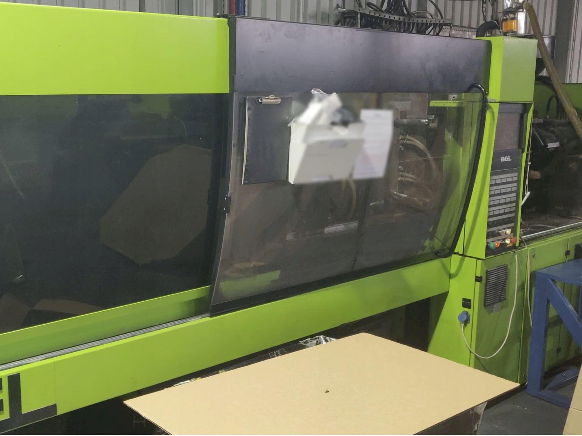 Čelní pohled  na ENGEL Victory 1050/220 Tech  stroj