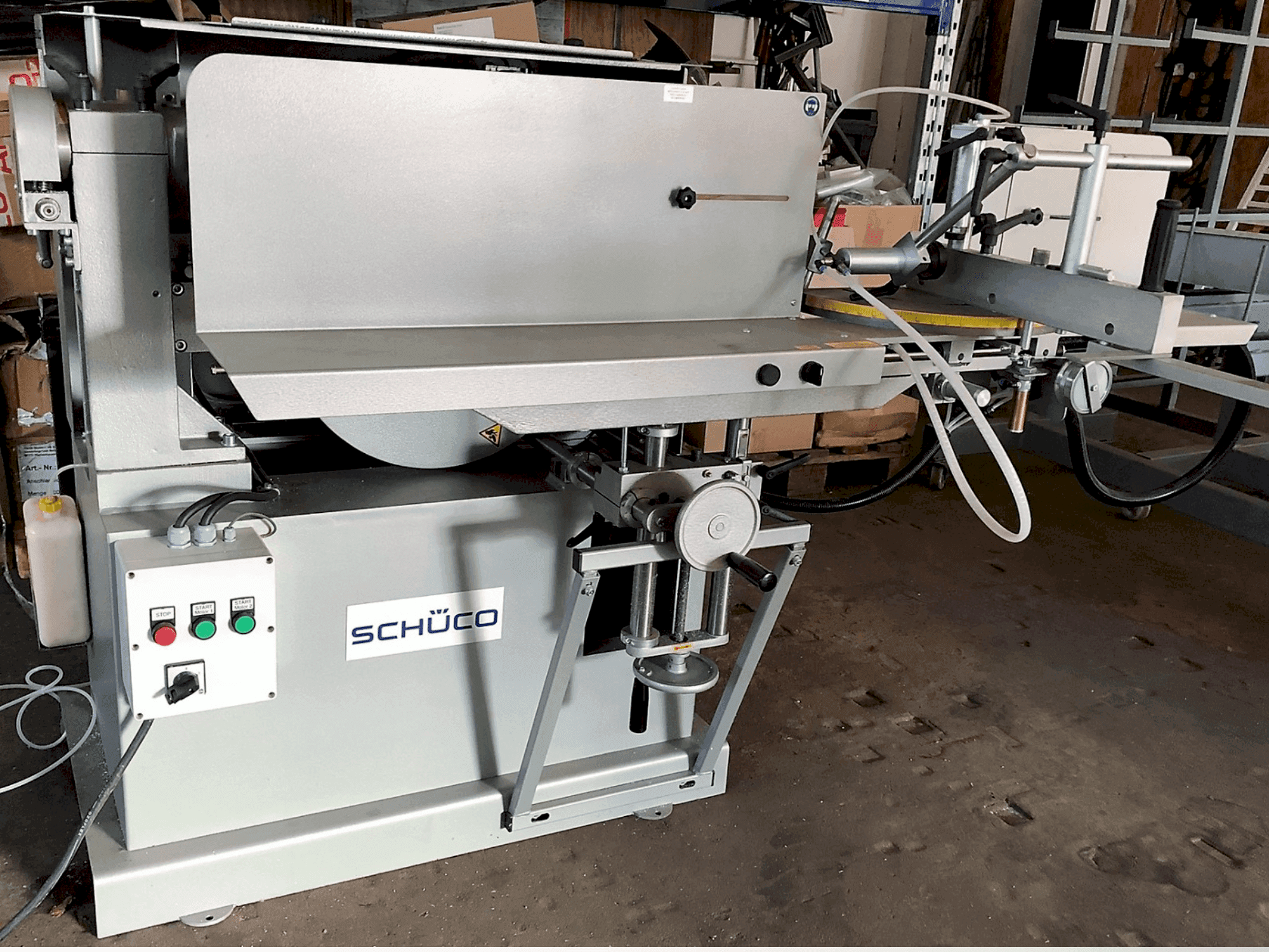 Čelní pohled  na SCHÜCO AS 450  stroj