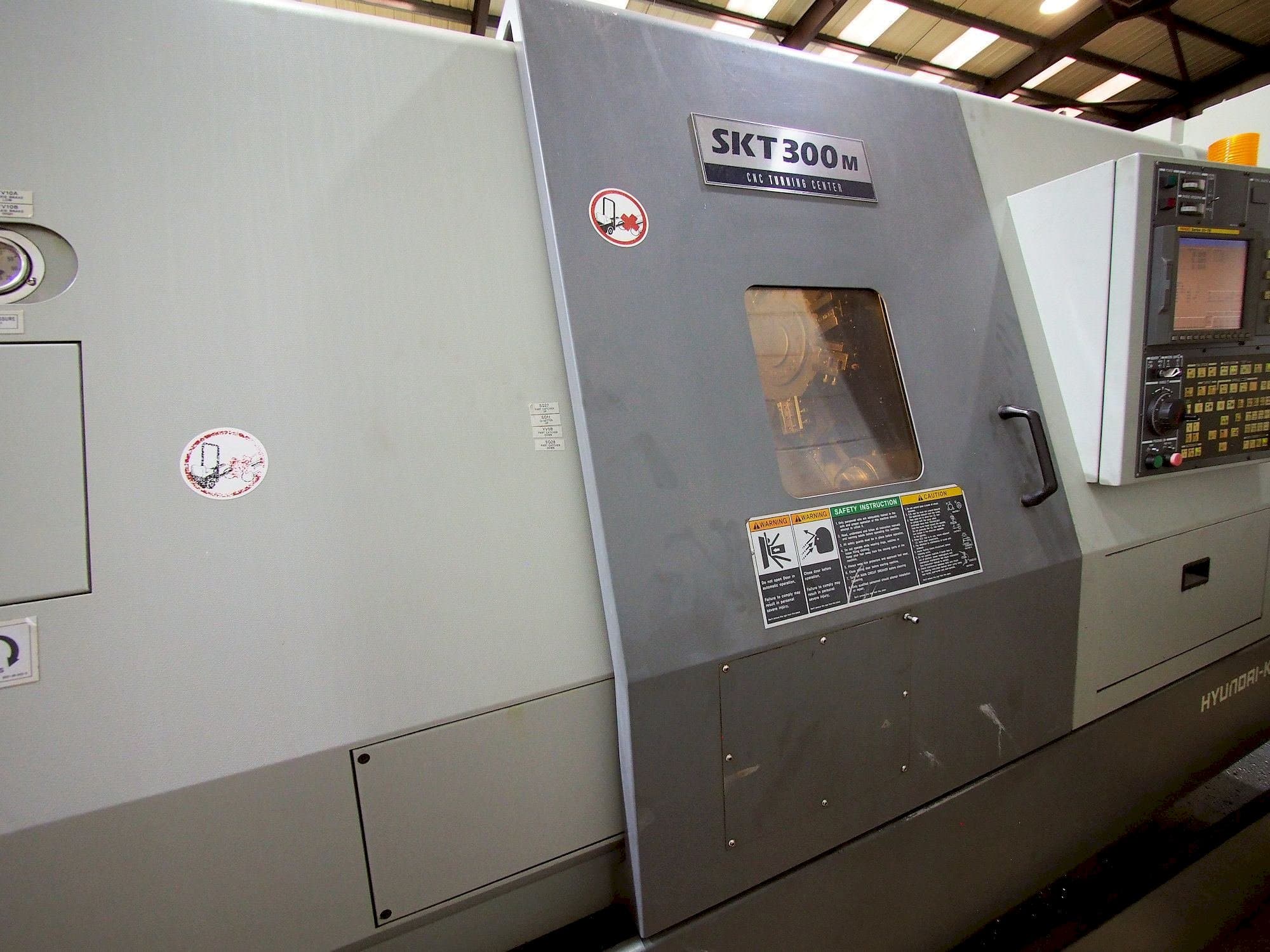 Čelní pohled  na Hyundai Kia SKT 300M  stroj