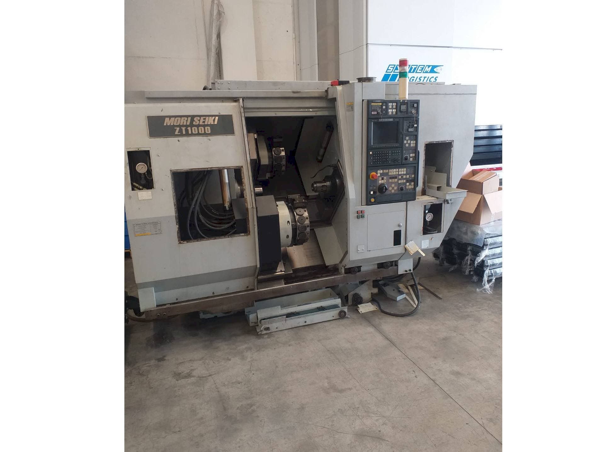 Čelní pohled  na MORI SEIKI ZT 1000  stroj