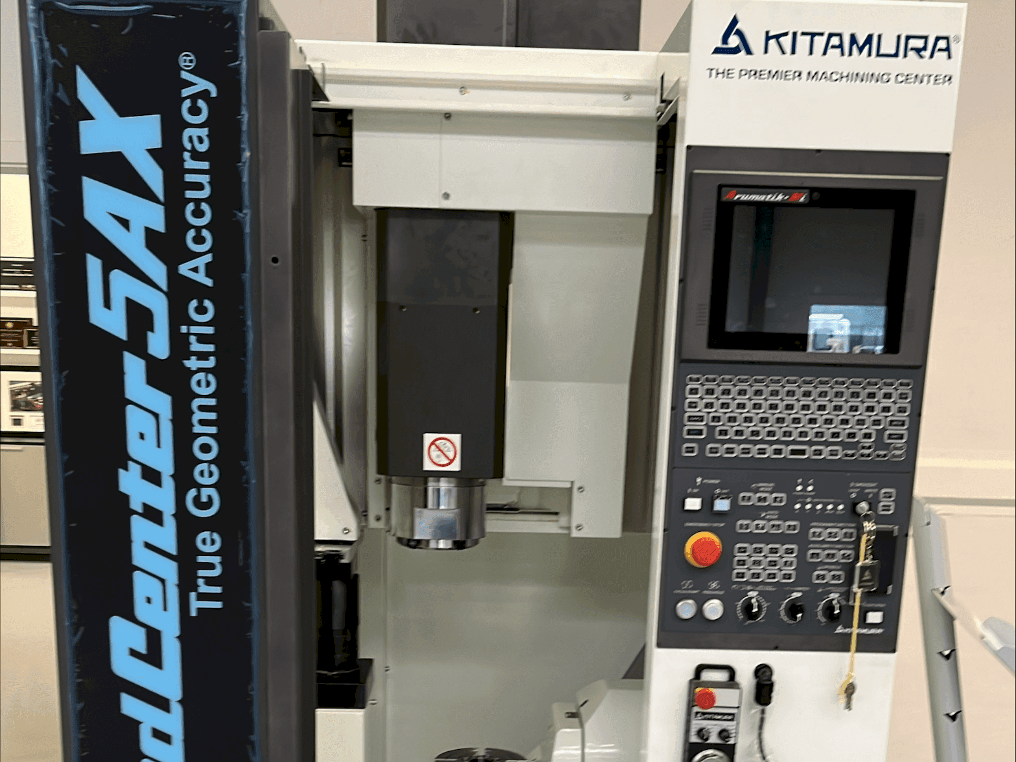 Čelní pohled  na Kitamura Medcenter 5AX  stroj