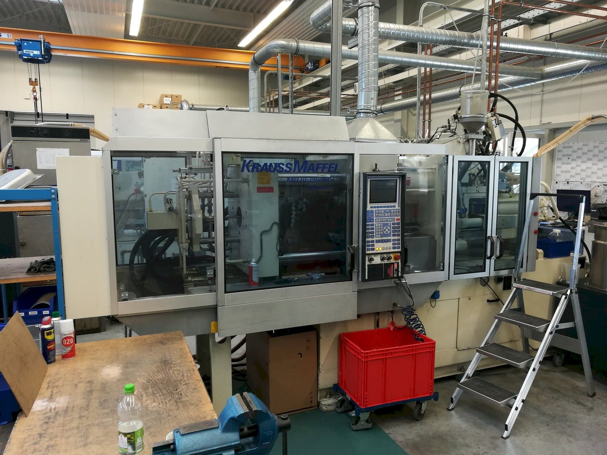 Čelní pohled  na Krauss Maffei 110-390/90 CZ  stroj