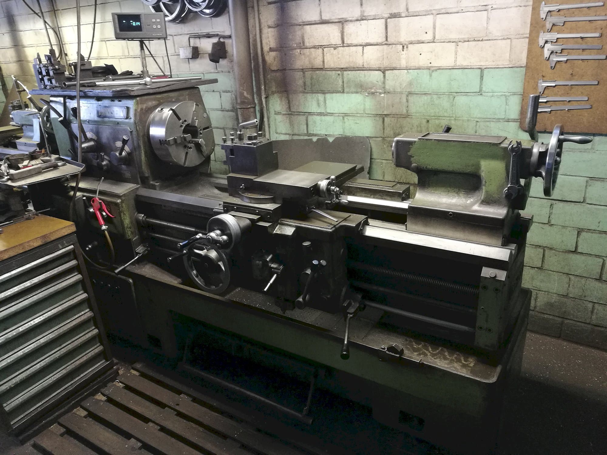 Pravý pohled  na MORI SEIKI MR 1000 stroj