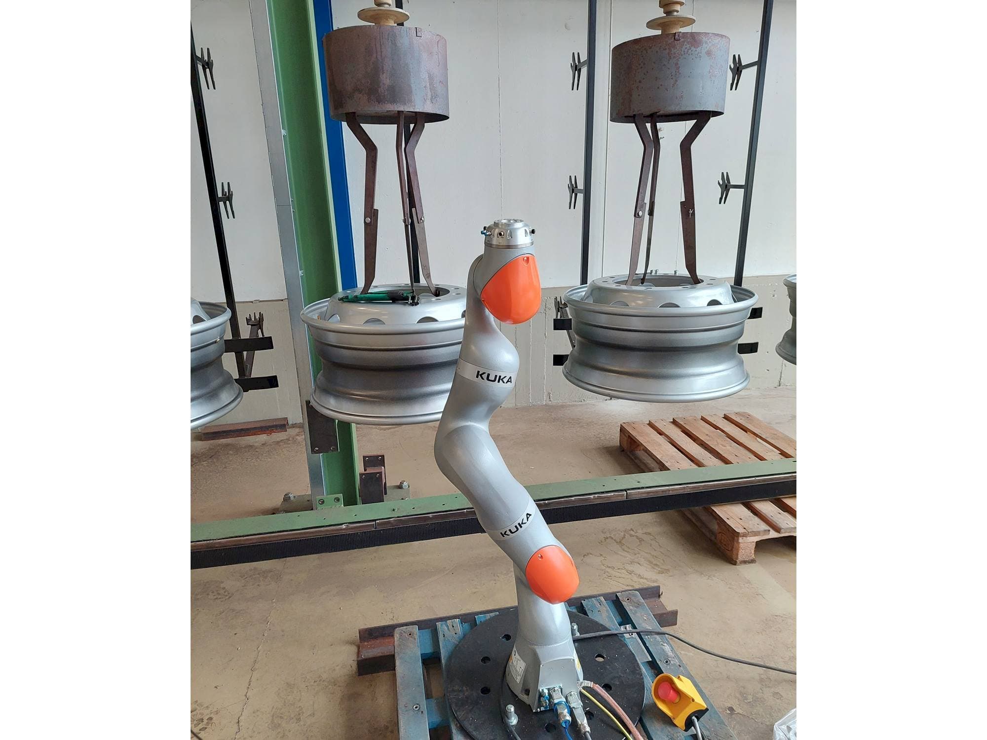 Čelní pohled  na KUKA LBR iiwa 7  stroj