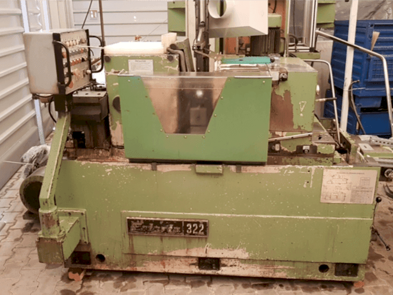 Čelní pohled  na Estarta 322  stroj