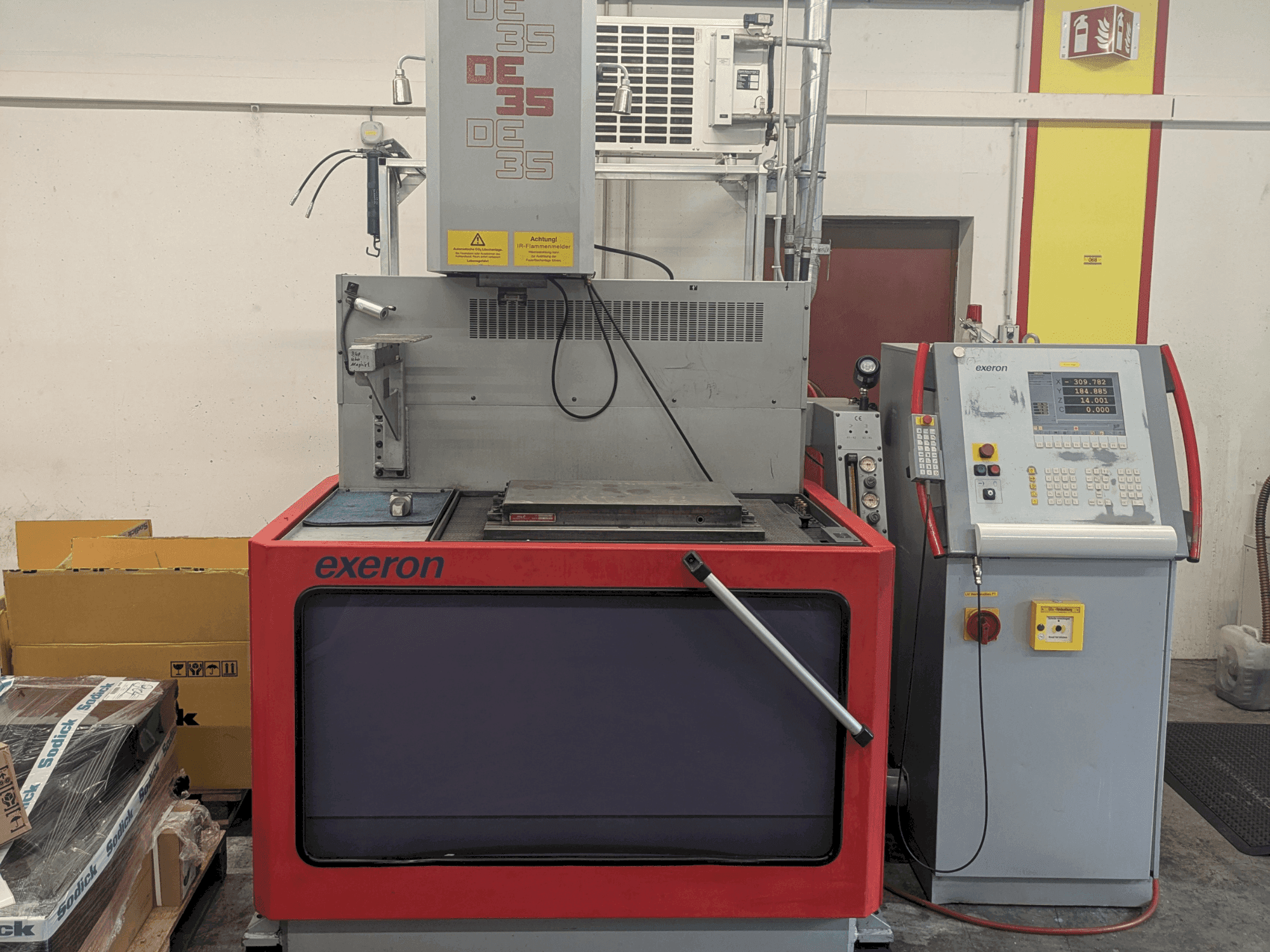 Čelní pohled  na Exeron DE 35 CE  stroj