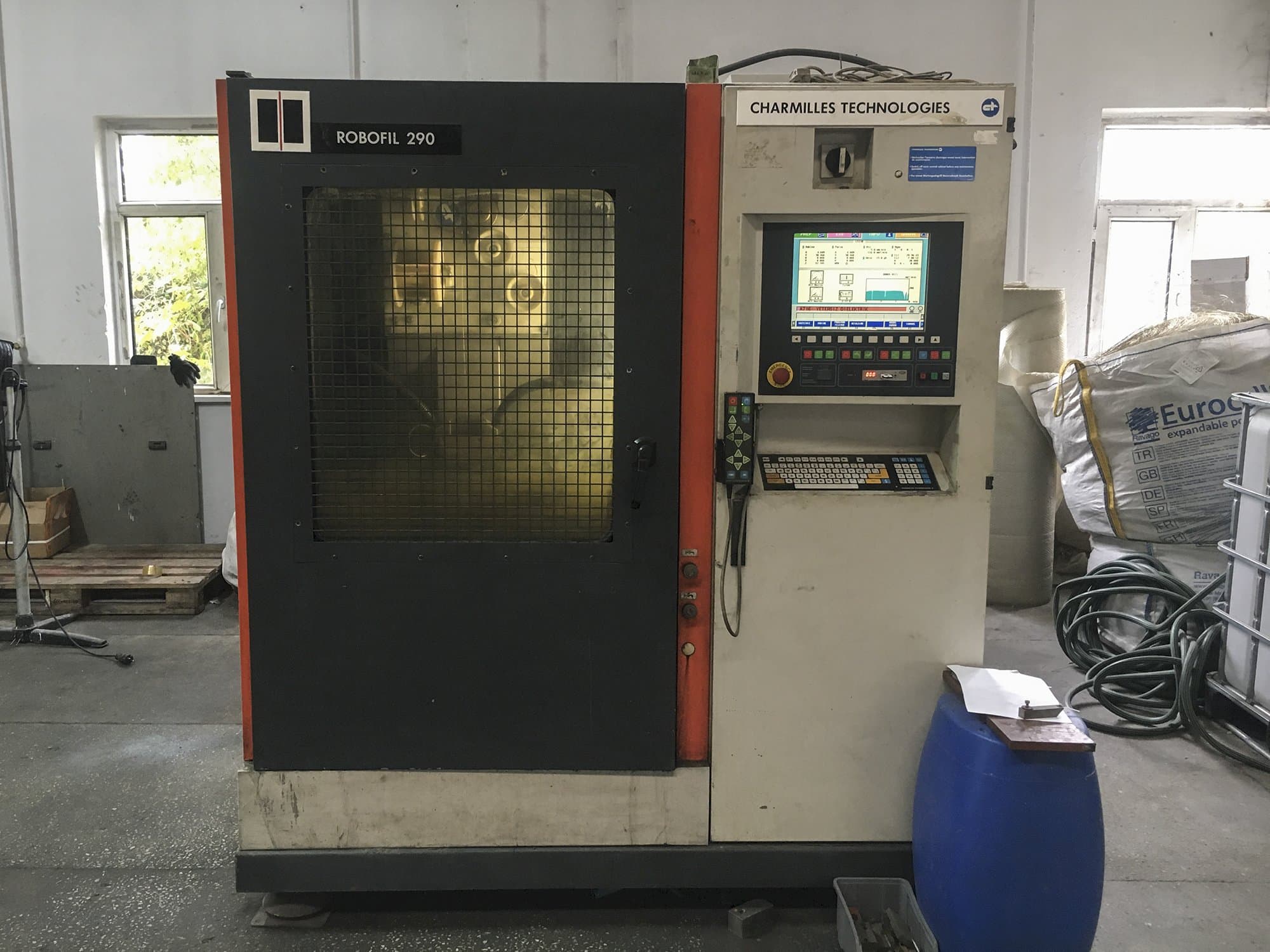 Čelní pohled  na CHARMILLES ROBOFIL 290 stroj