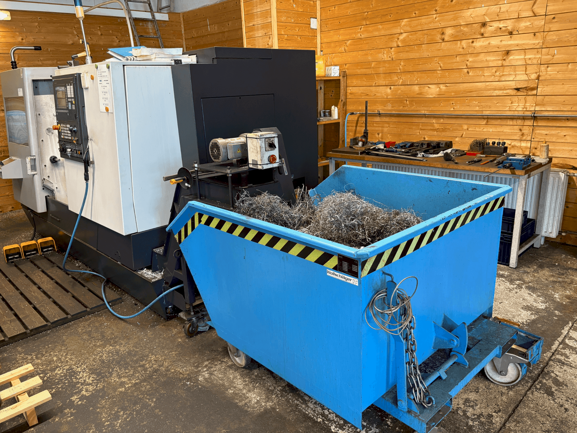 Čelní pohled  na HWACHEON Cutex 240  stroj