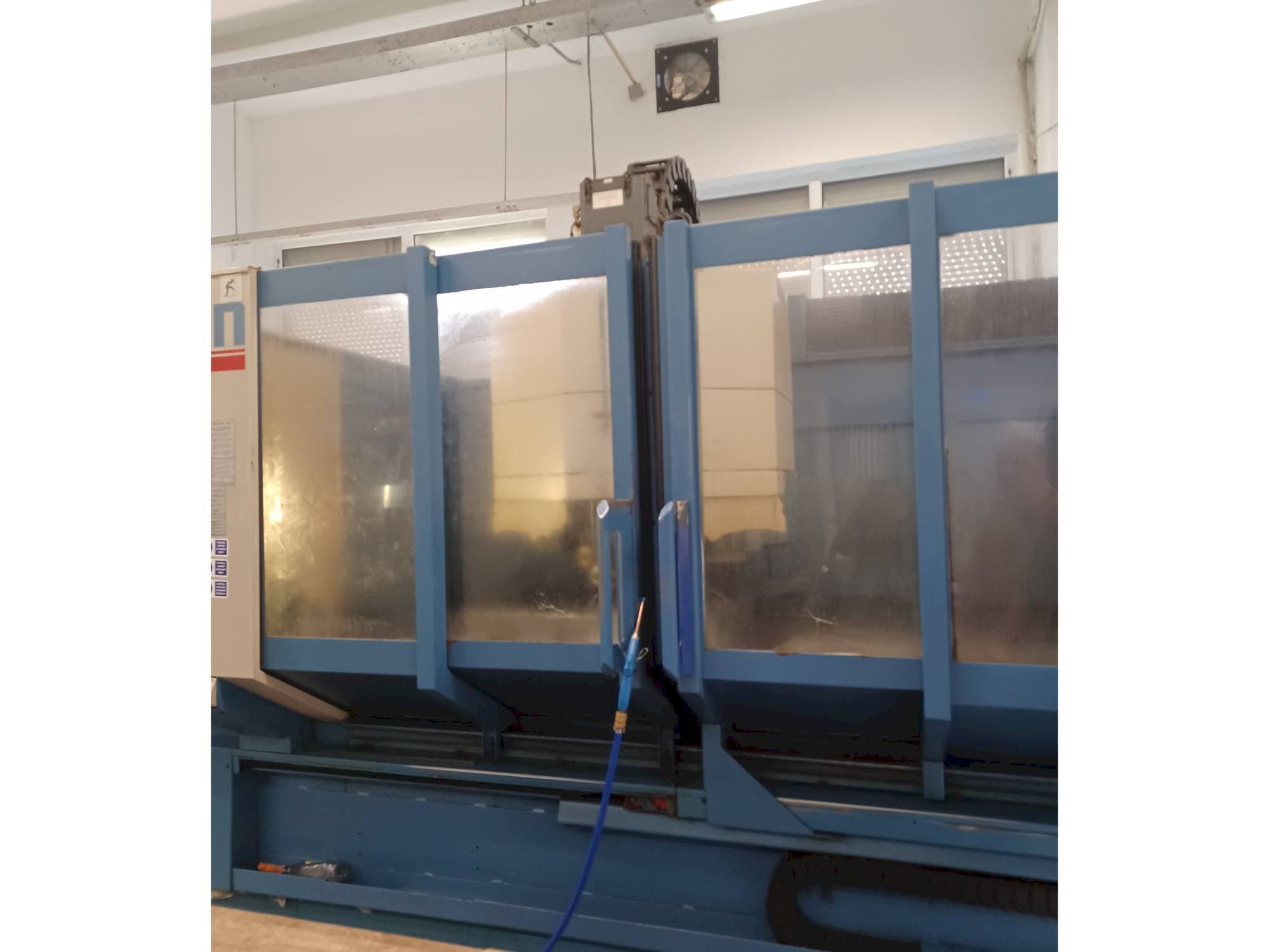 Čelní pohled  na CHIRON FZ 18 L  stroj