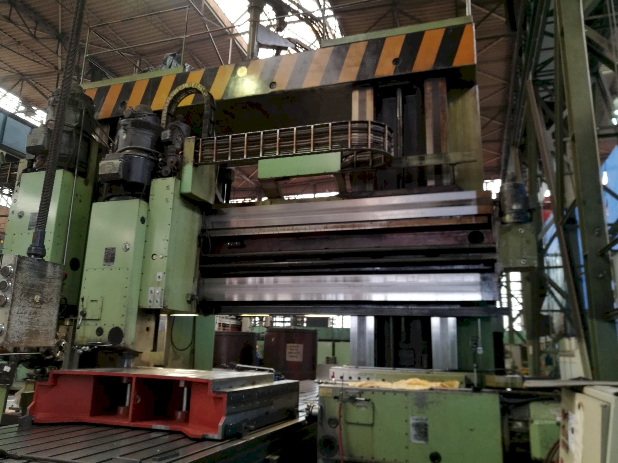 Čelní pohled  na TOS FRV-D 20 x 40  stroj