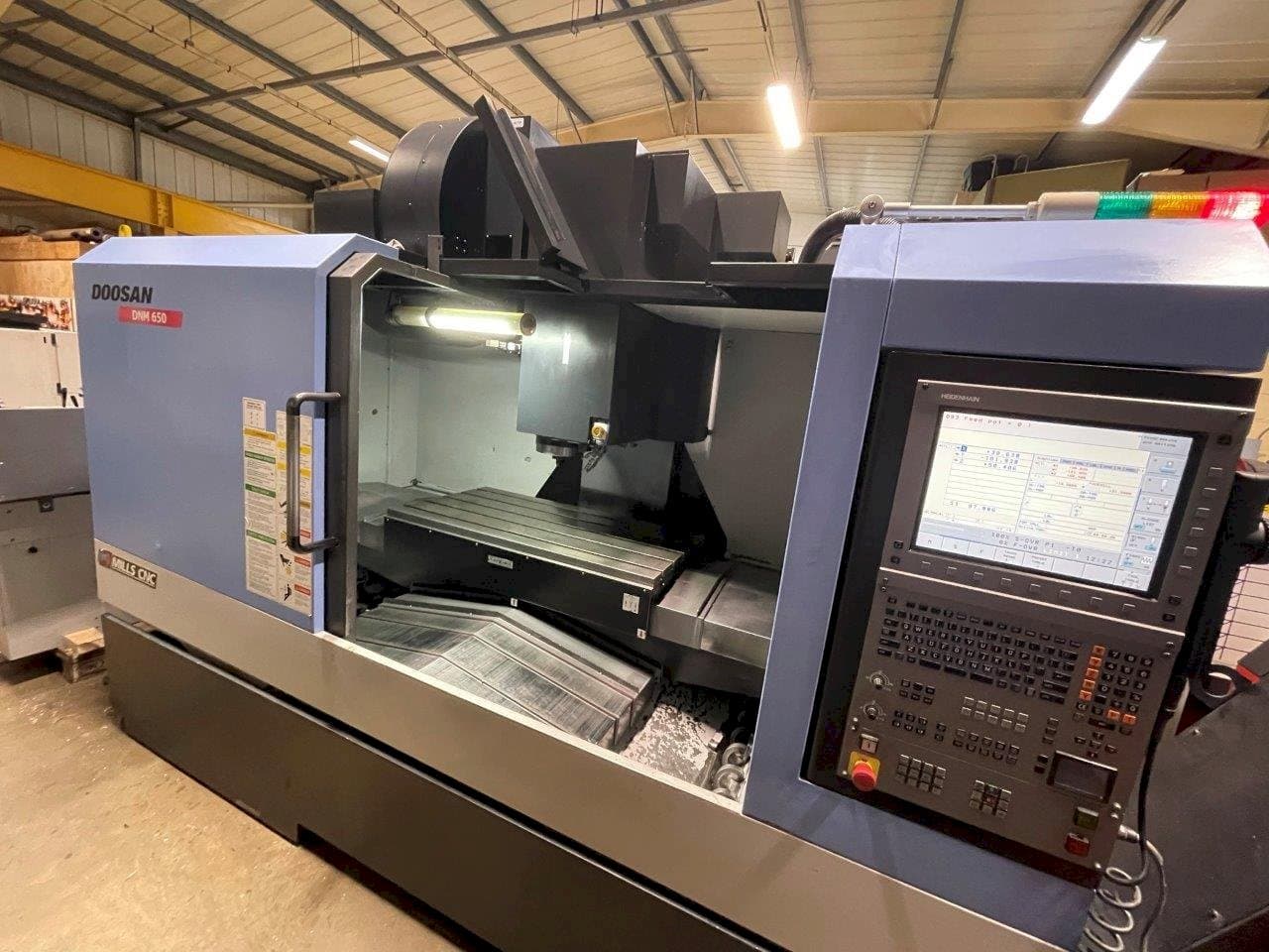 Čelní pohled  na Doosan DNM650  stroj