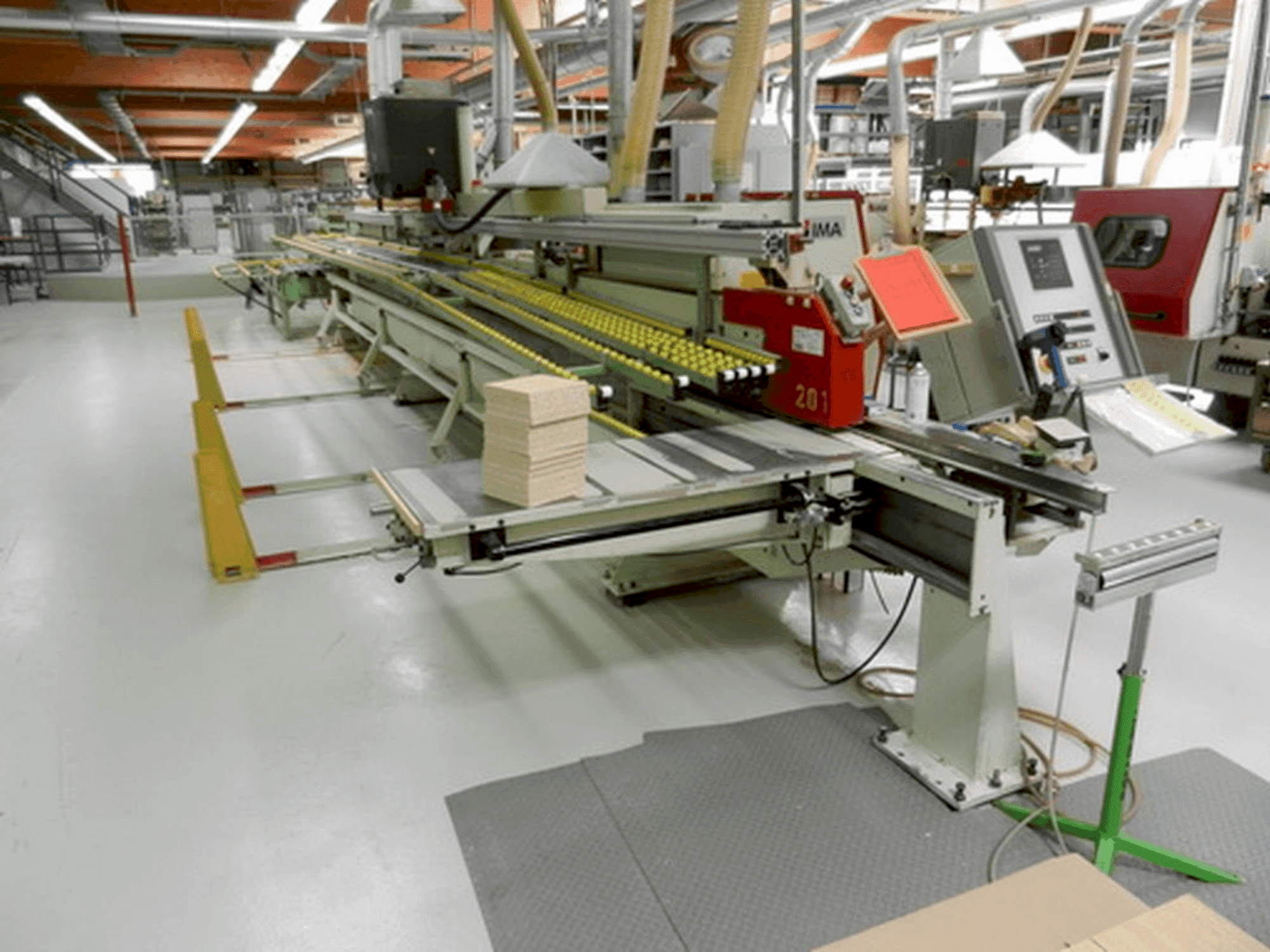 Čelní pohled  na LIGMATECH ZHR 15/XX/RE  stroj