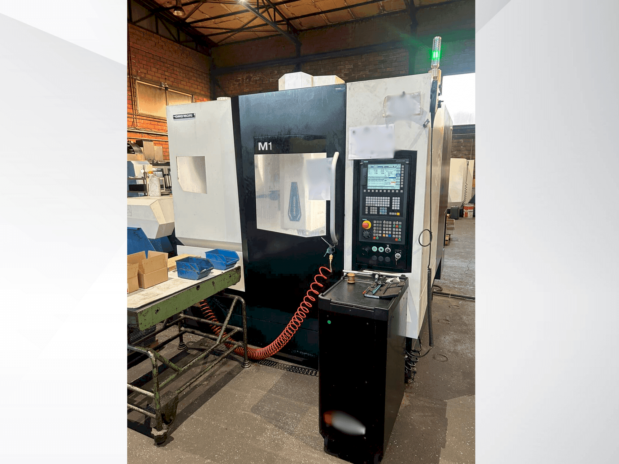 Čelní pohled  na DMG MORI M1 PRO  stroj