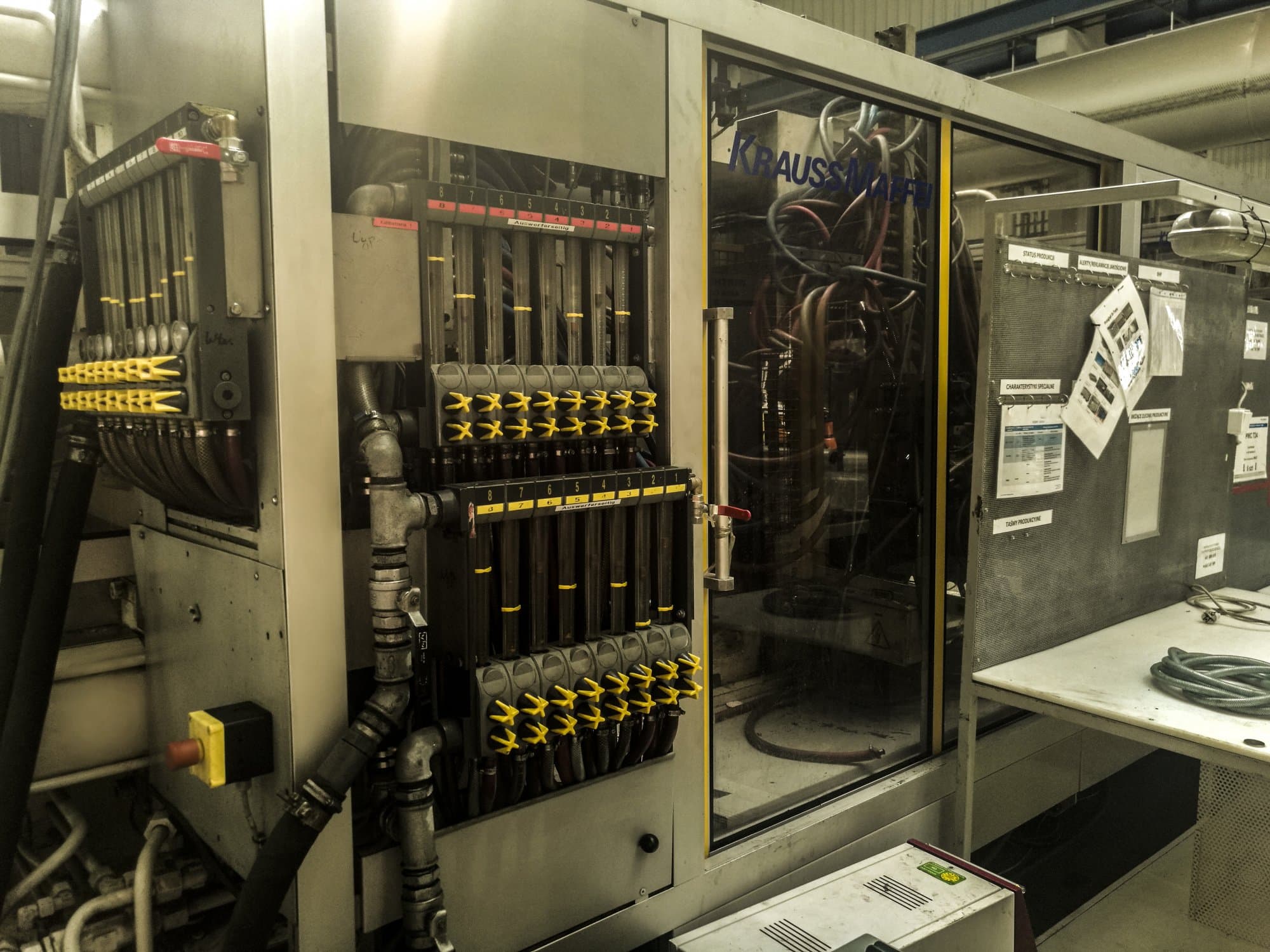 Čelní pohled  na Krauss Maffei 800-8000 MC stroj