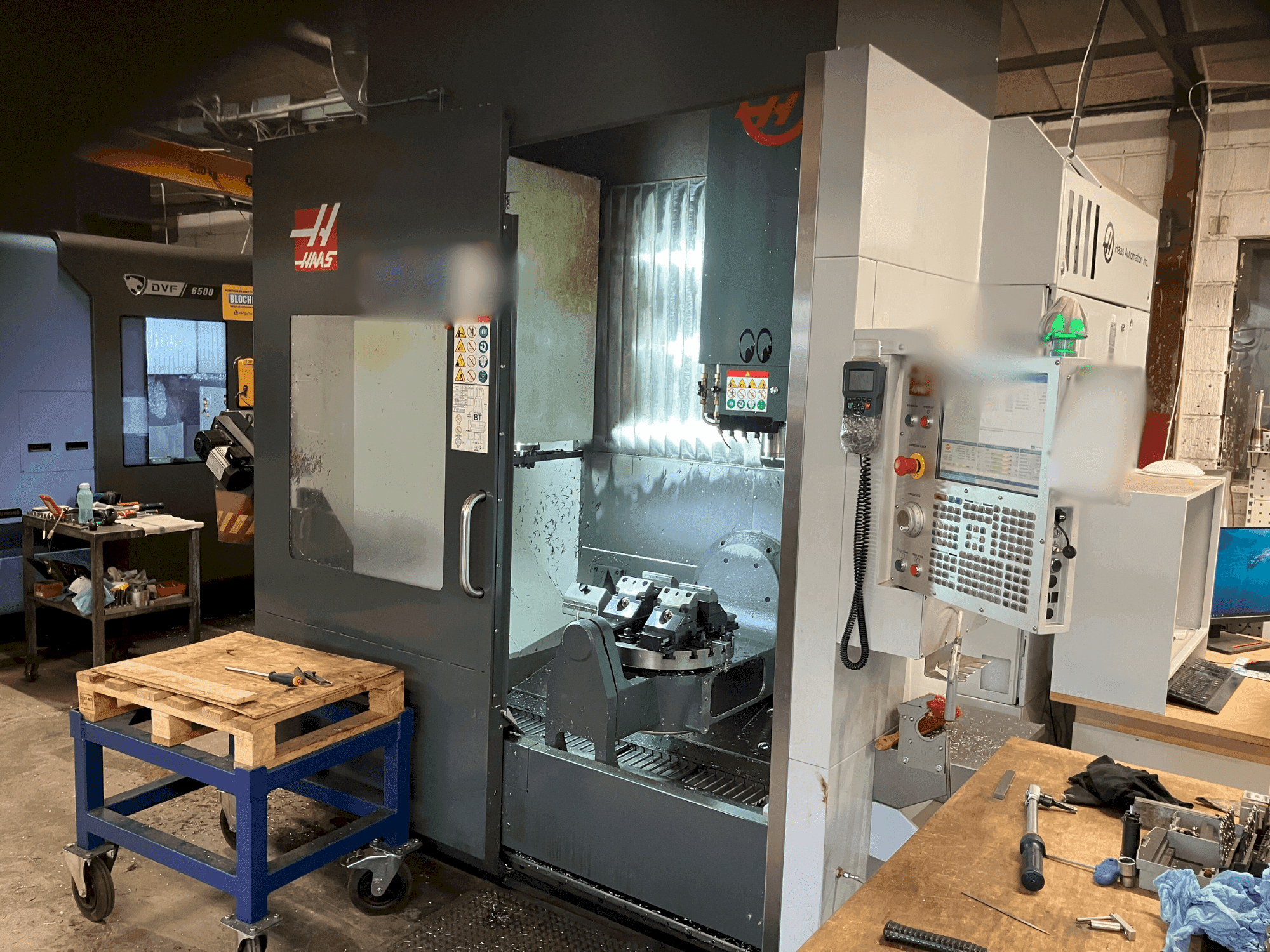 Čelní pohled  na HAAS UMC-750  stroj