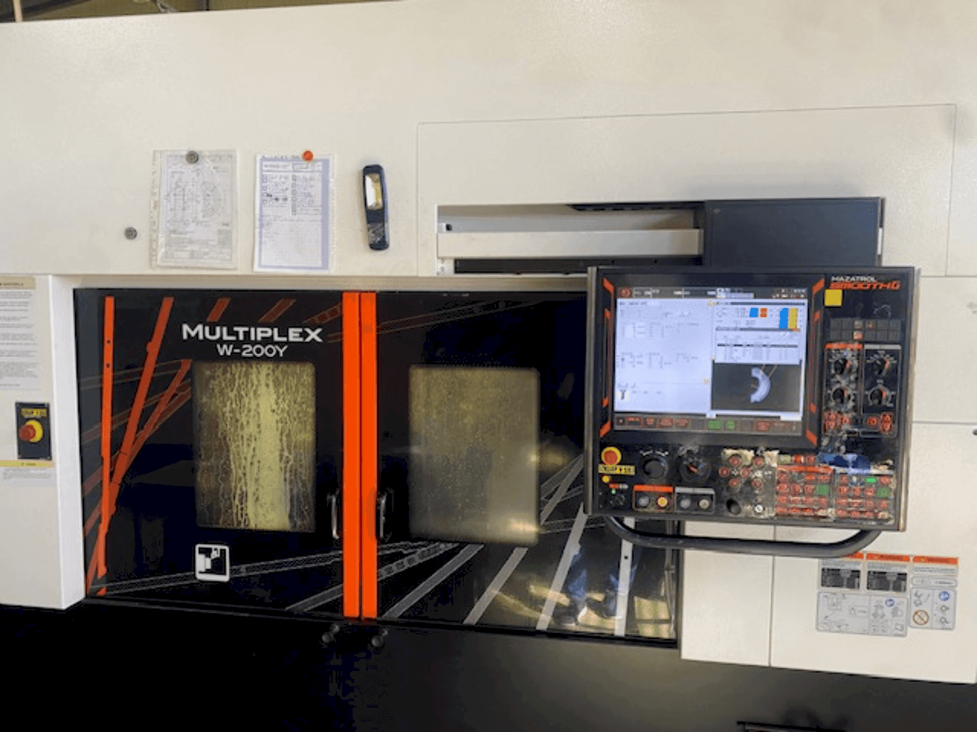 Čelní pohled  na Mazak multiplex 200 y  stroj