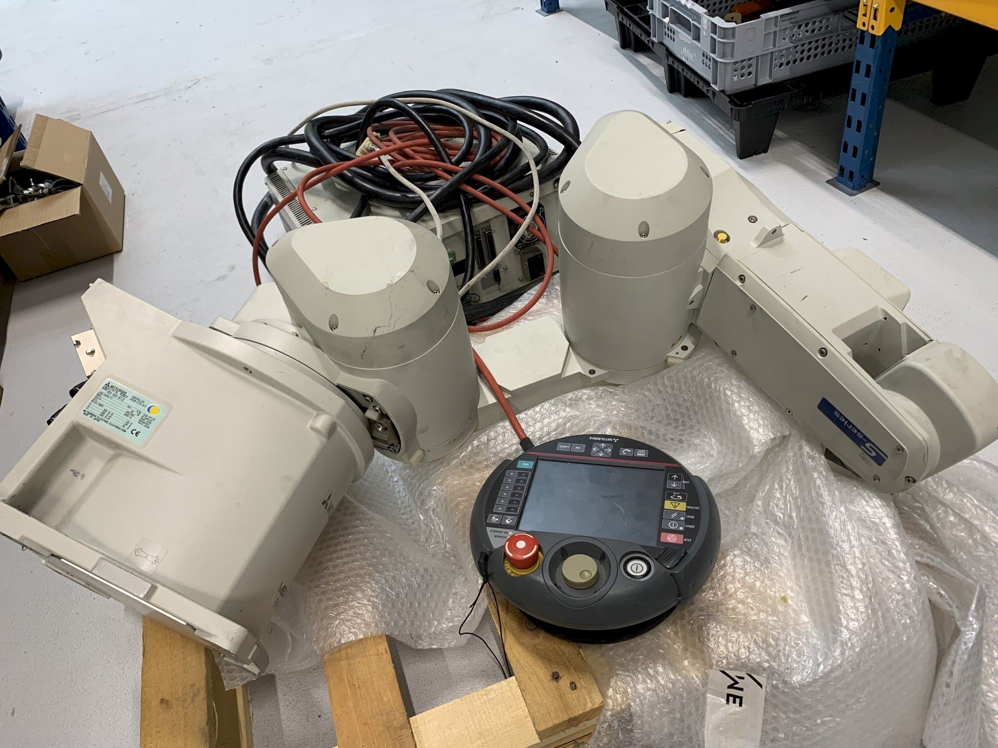 Čelní pohled  na Mitsubishi Melfa RV 6S  stroj