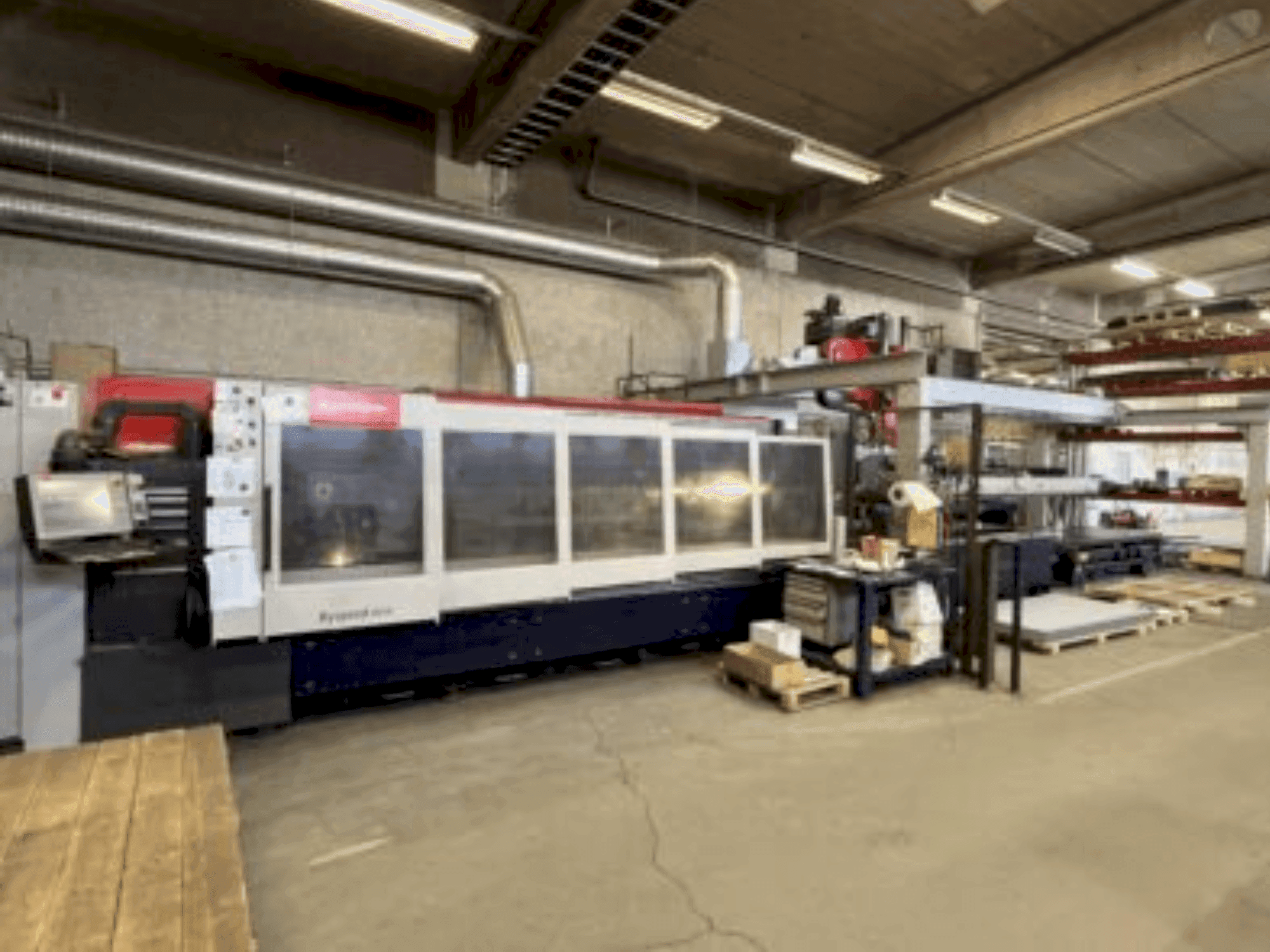 Čelní pohled  na Bystronic Bysprint 3015  stroj