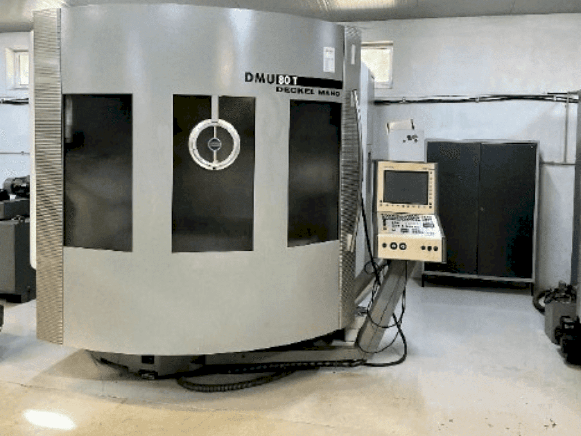 Čelní pohled  na DMG DECKEL MAHO DMU 80T  stroj