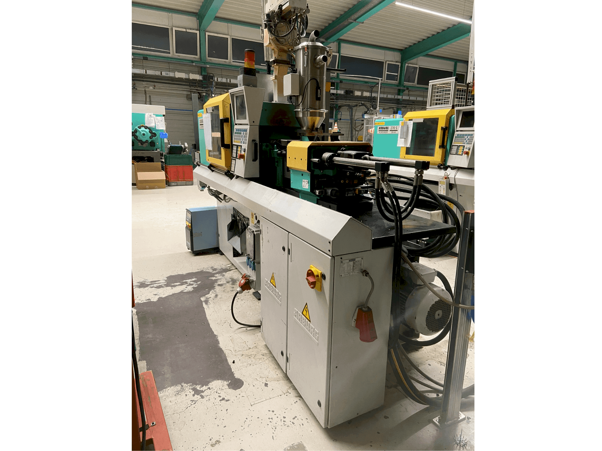 Pravý boční pohled  na Arburg 220 S 250-60  stroj