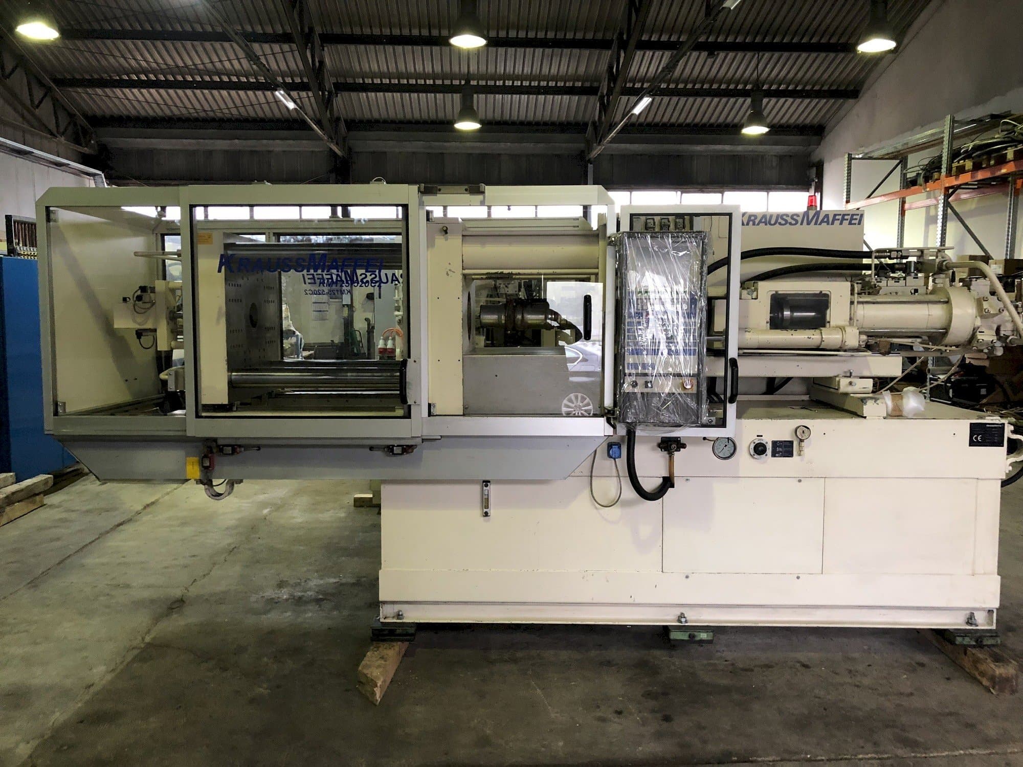 Čelní pohled  na Krauss Maffei 125-520  stroj