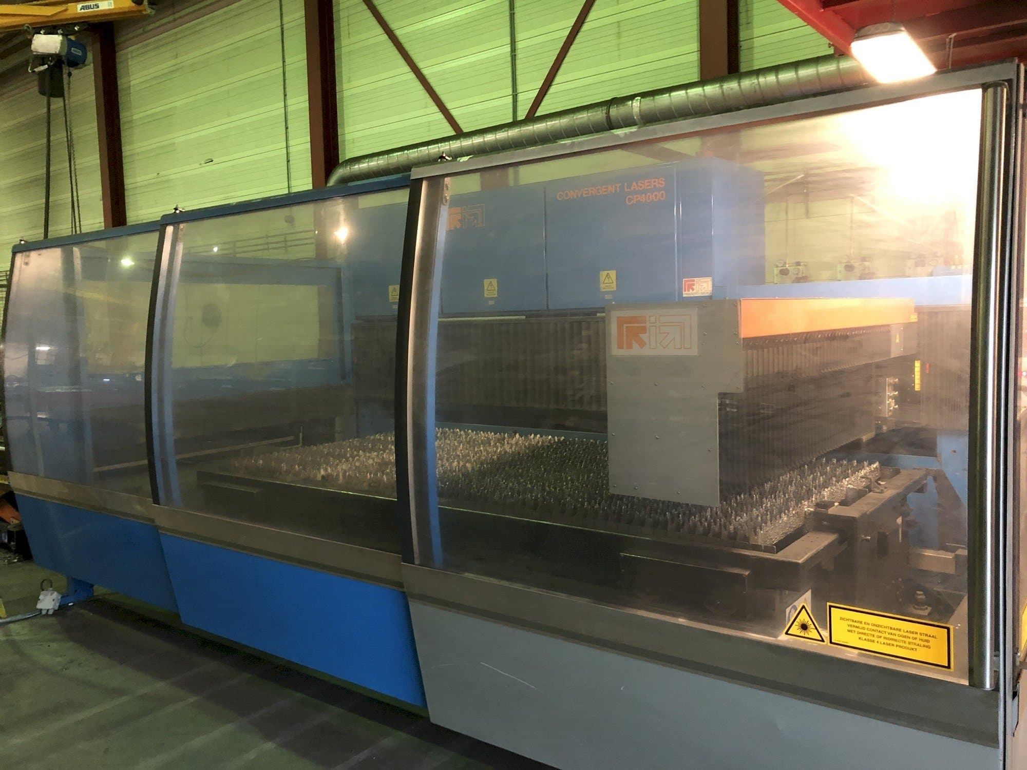 Čelní pohled  na Prima Power Platino CP4000  stroj