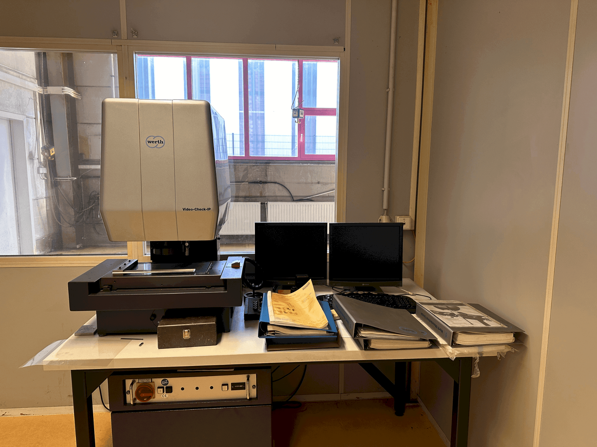 Čelní pohled  na Werth Video-Check IP 250x125 3D CNC  stroj