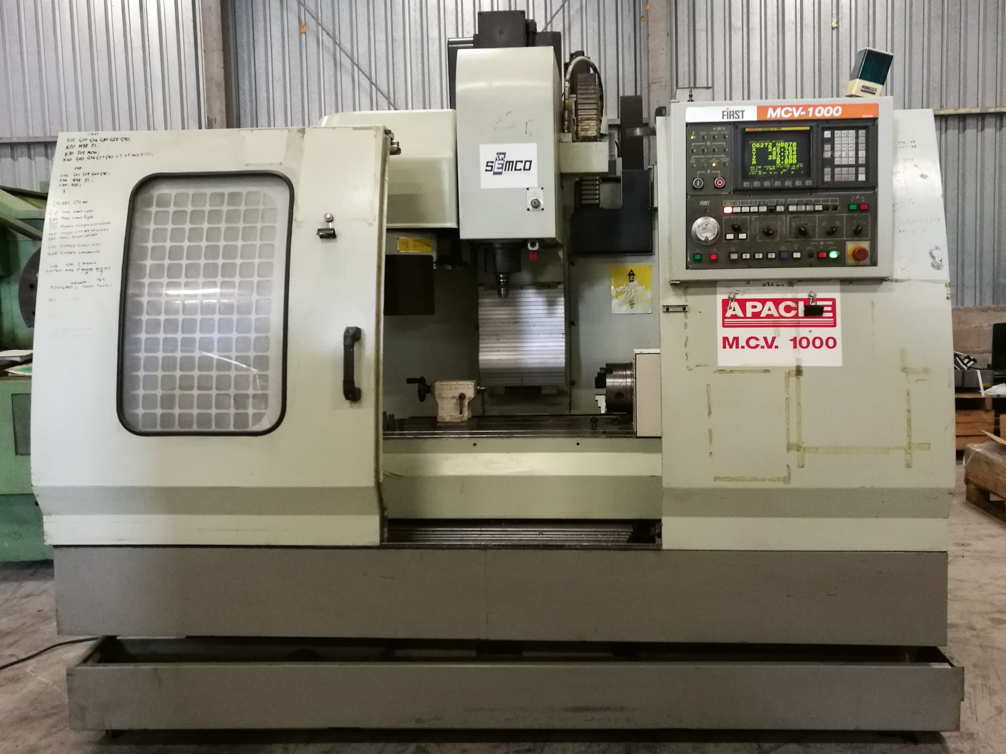 Čelní pohled  na FIRST MCV-1000 stroj