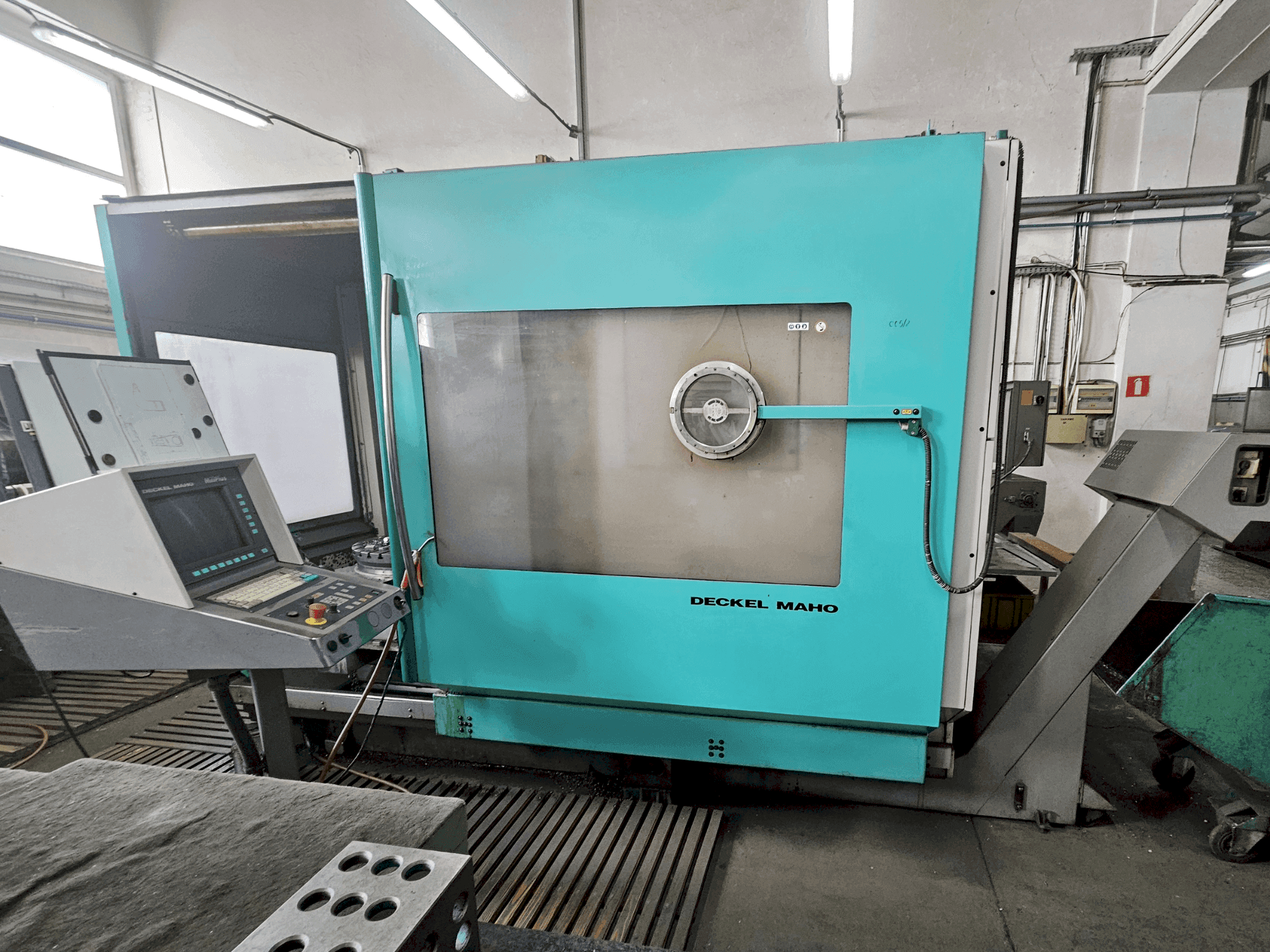 Čelní pohled  na DECKEL MAHO DMU 60P  stroj