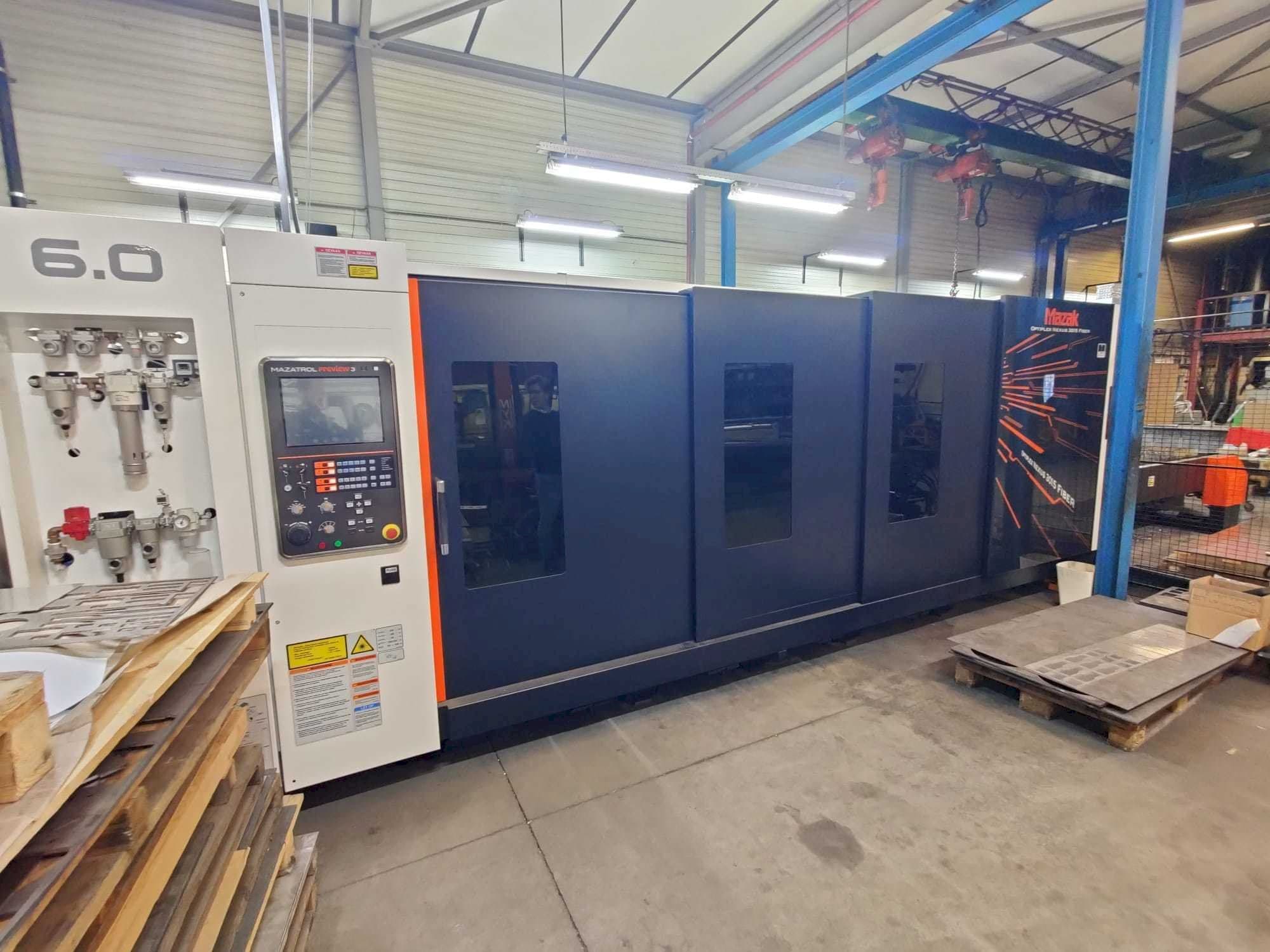 Čelní pohled  na Mazak Optiplex Nexus 3015  stroj