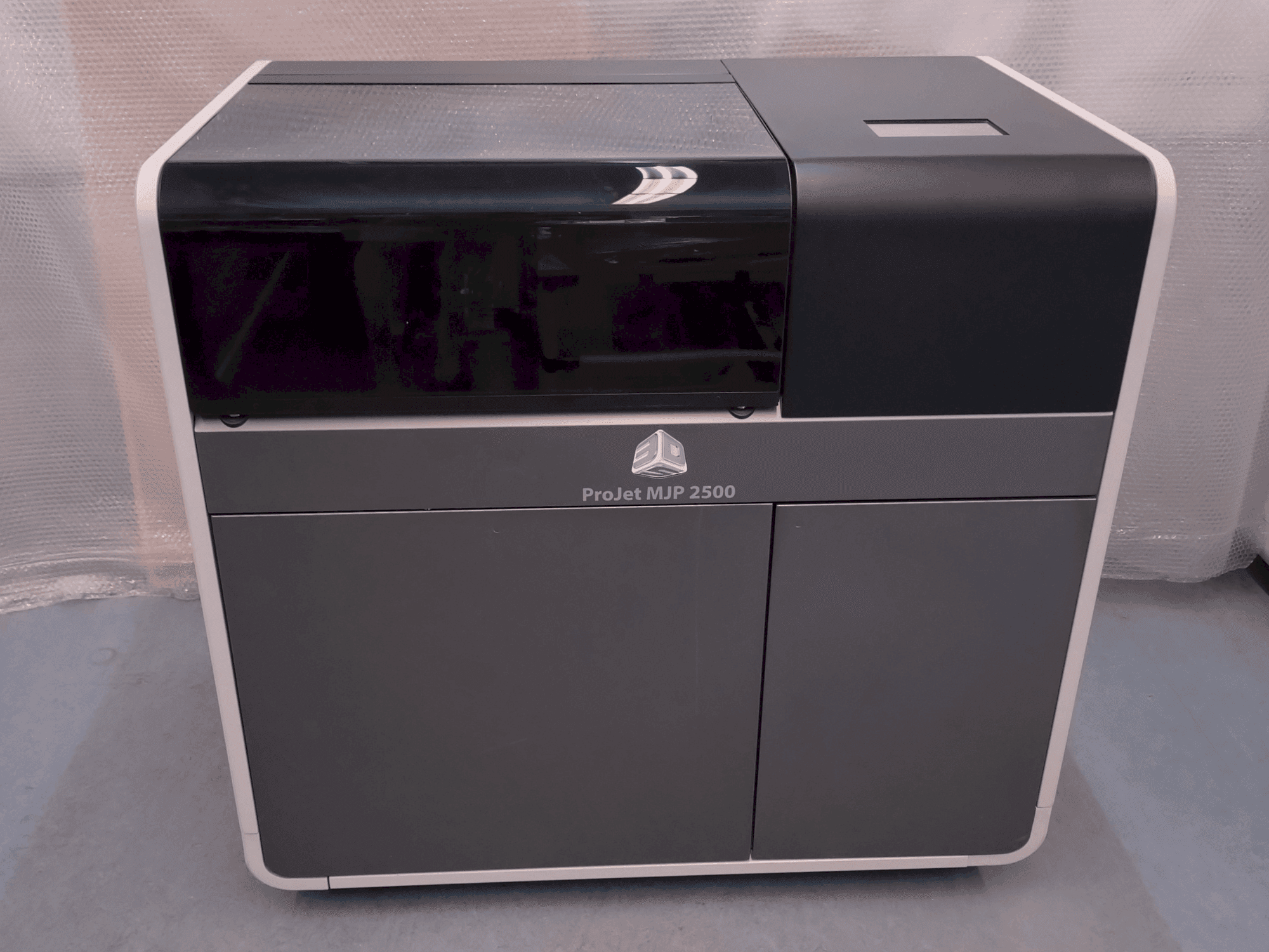 Čelní pohled  na 3DSYSTEMS ProJet 2500 Plus  stroj