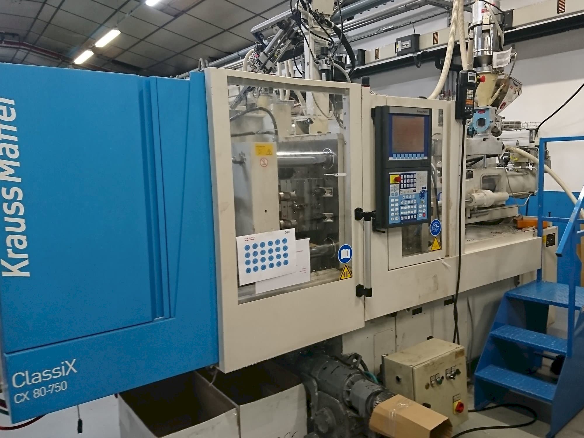 Čelní pohled  na Krauss Maffei 80-750 CX  stroj