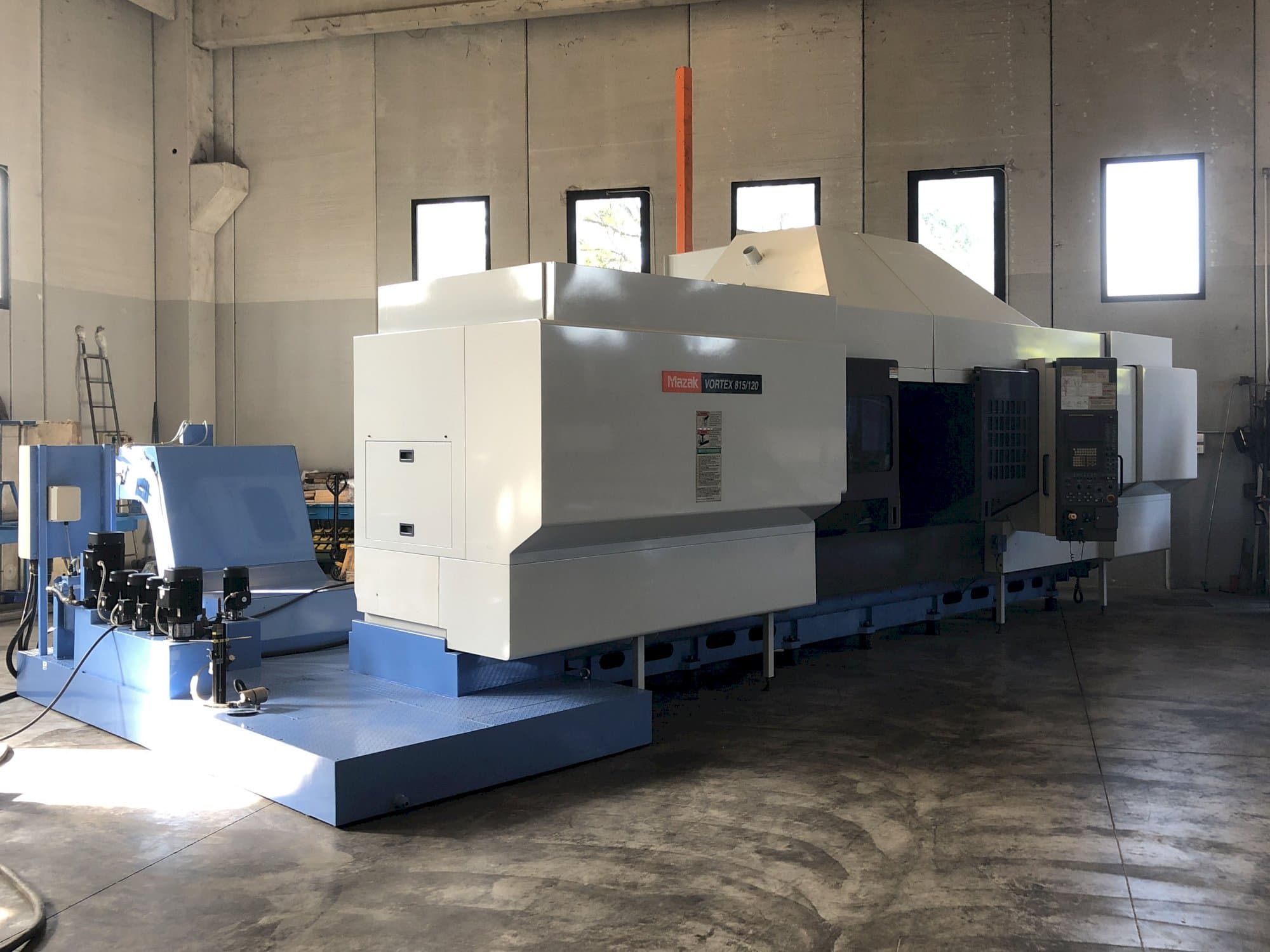 Čelní pohled  na Mazak VORTEX 815/120 stroj