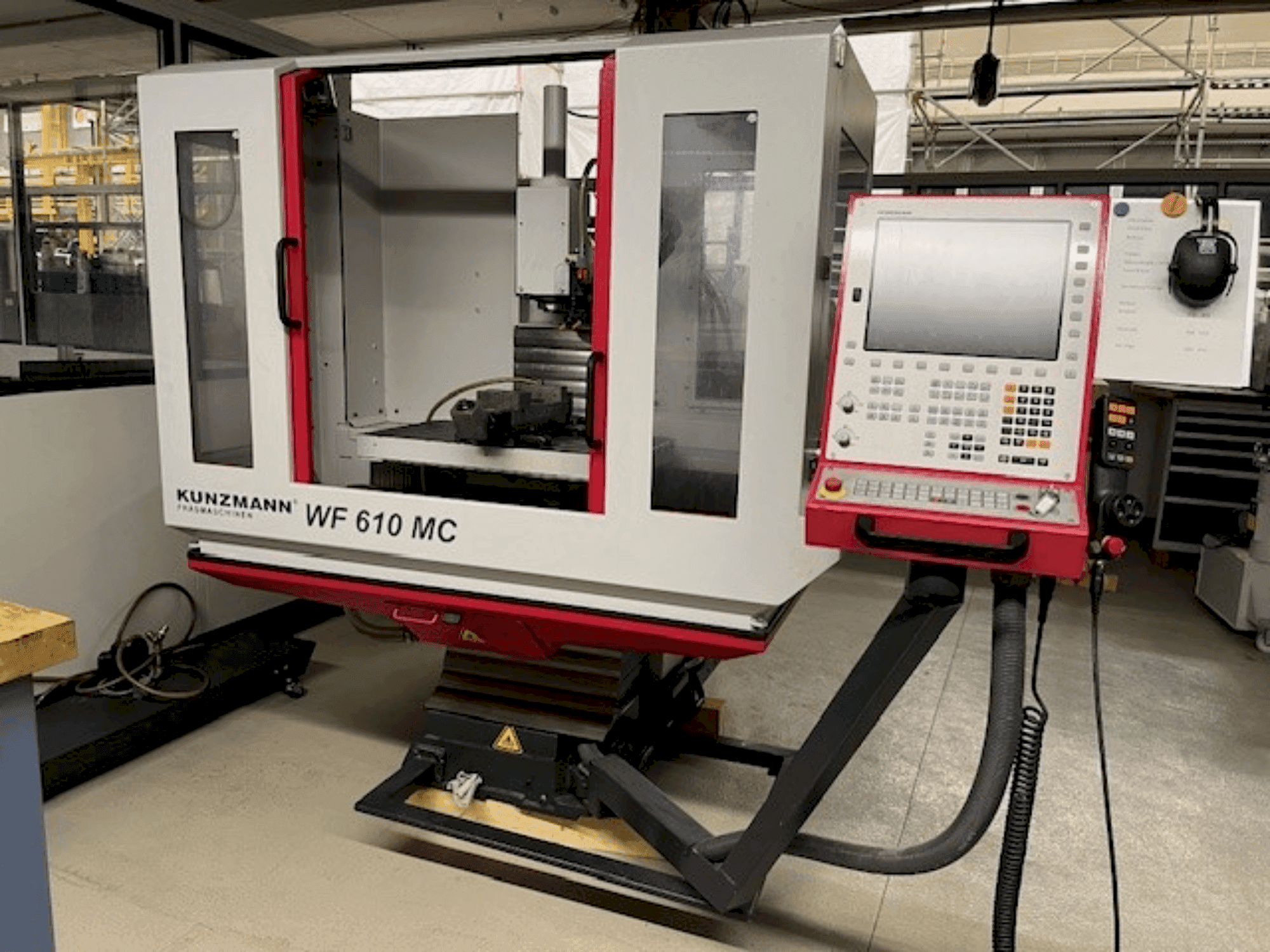 Čelní pohled  na KUNZMANN WF 610MC  stroj