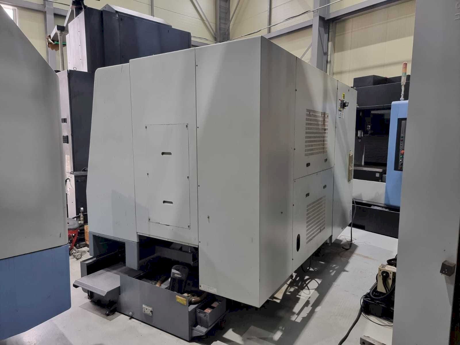 Čelní pohled  na Hyundai Kia SKT250Y  stroj