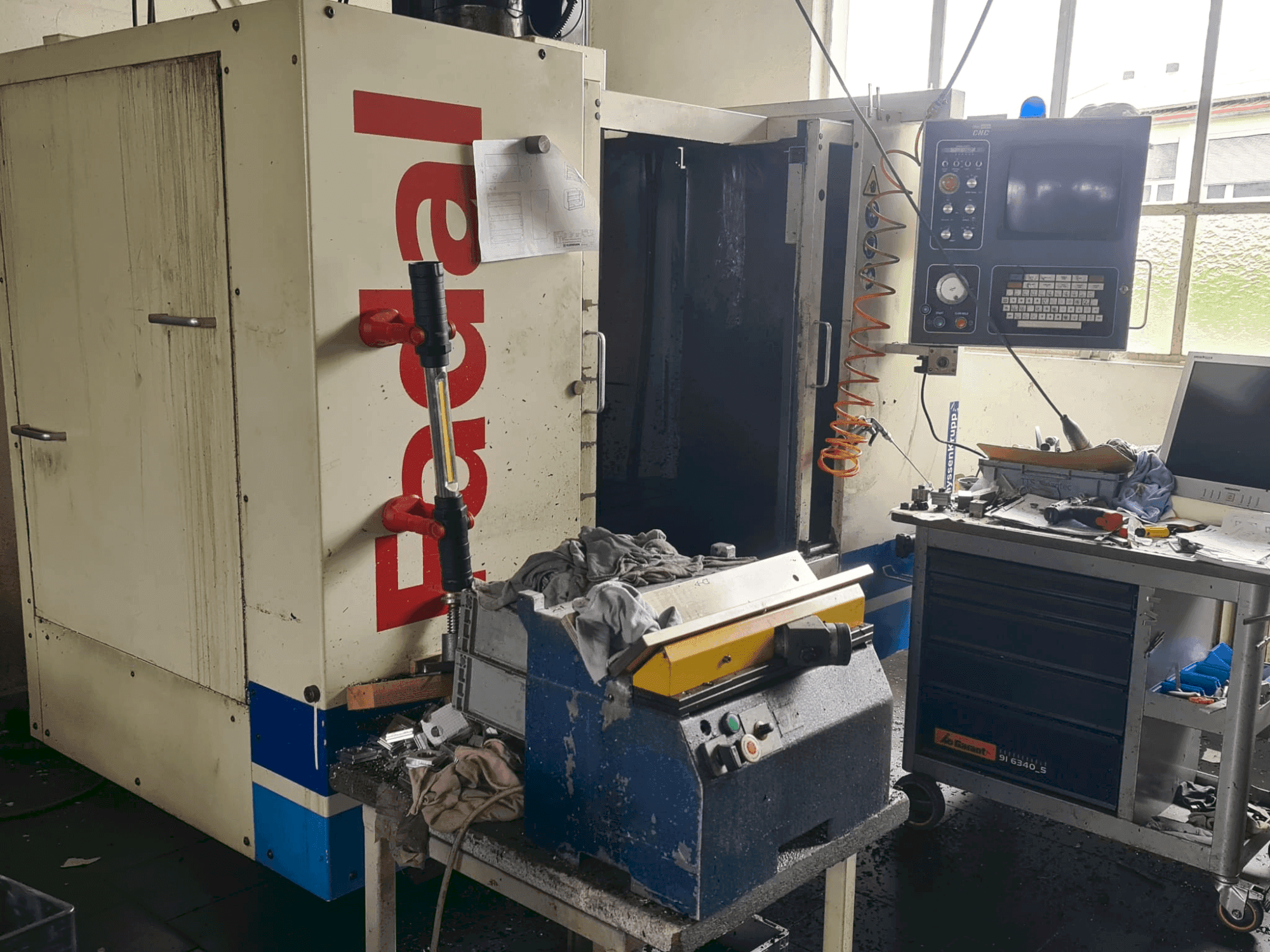 Čelní pohled  na FADAL 910  stroj