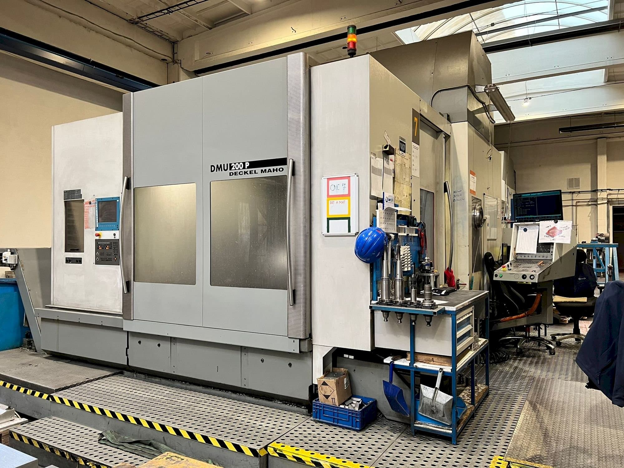 Čelní pohled  na DECKEL MAHO DMU 200P  stroj