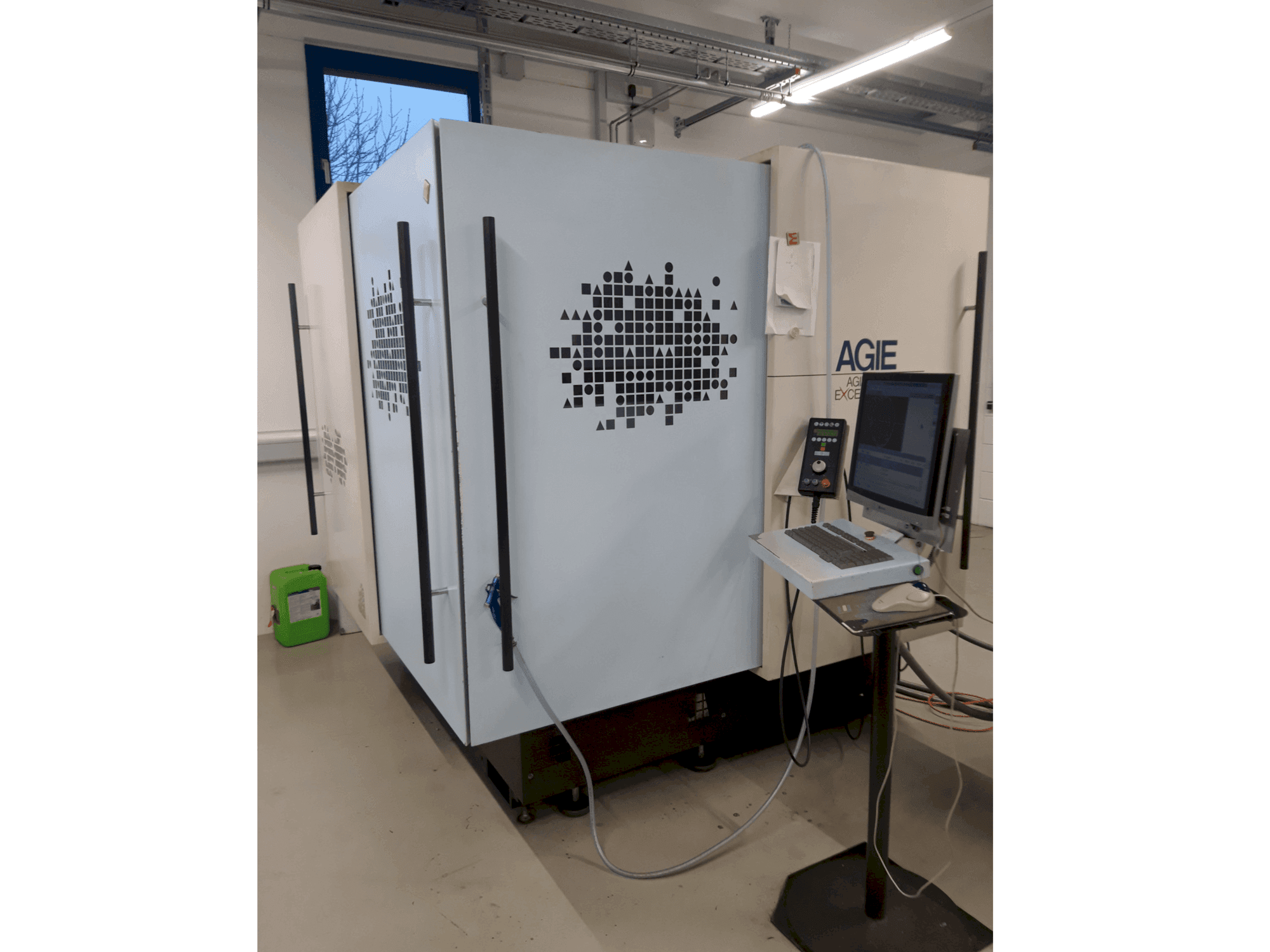 Čelní pohled  na AGIE Agiecut Excellence 2F  stroj