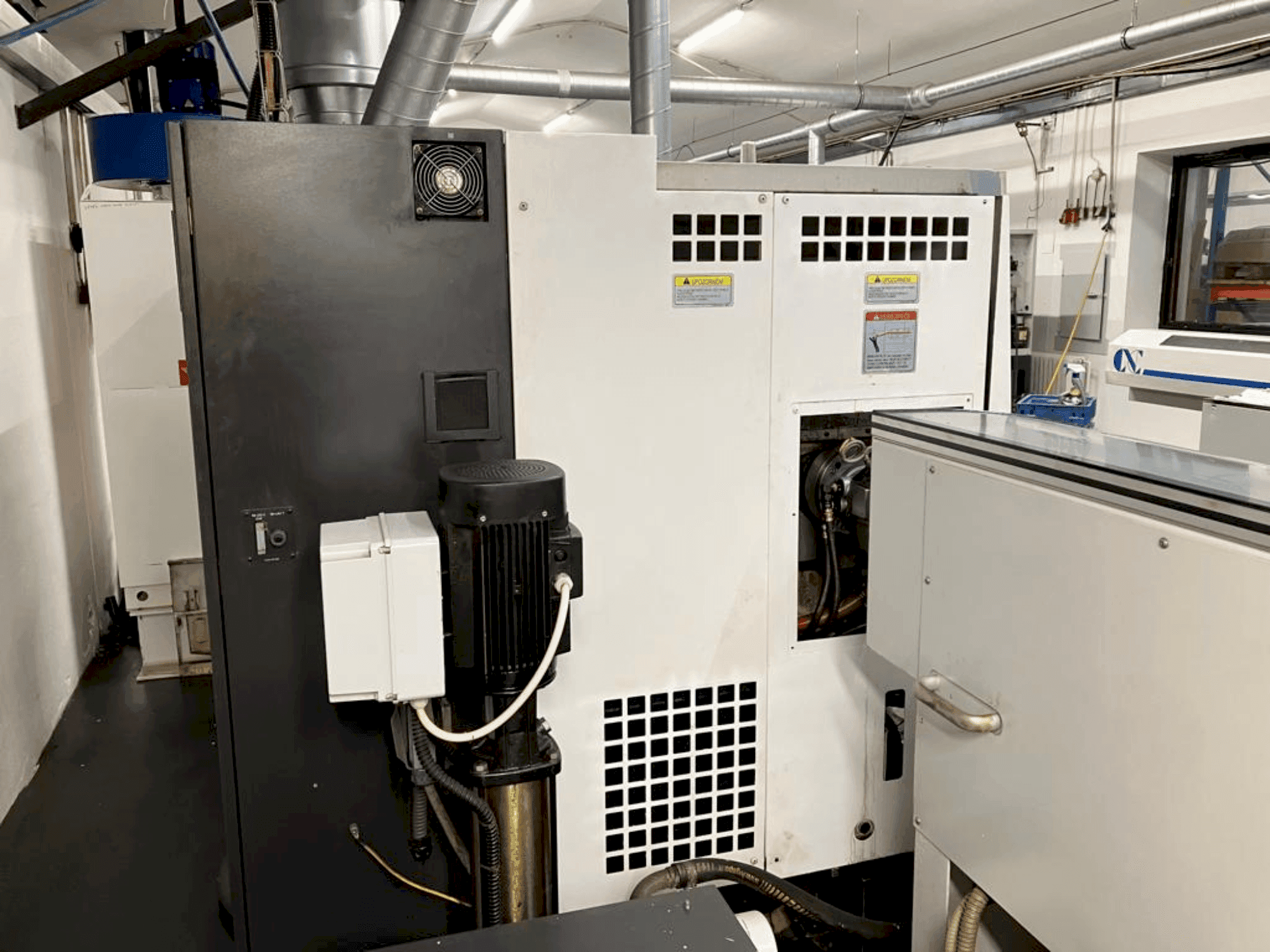 Čelní pohled  na Okuma LB2000EXII MC  stroj