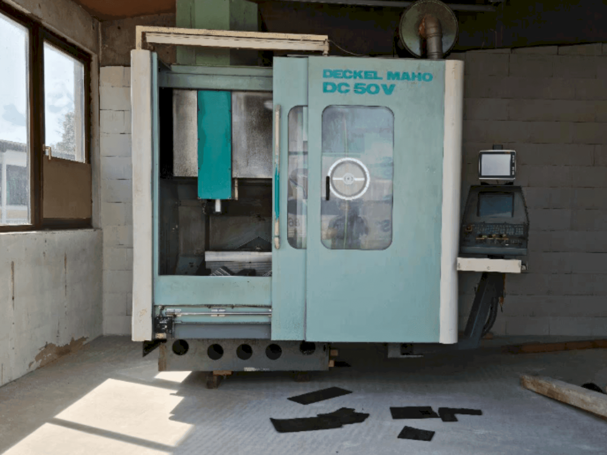 Čelní pohled  na DECKEL MAHO DC 50 V  stroj