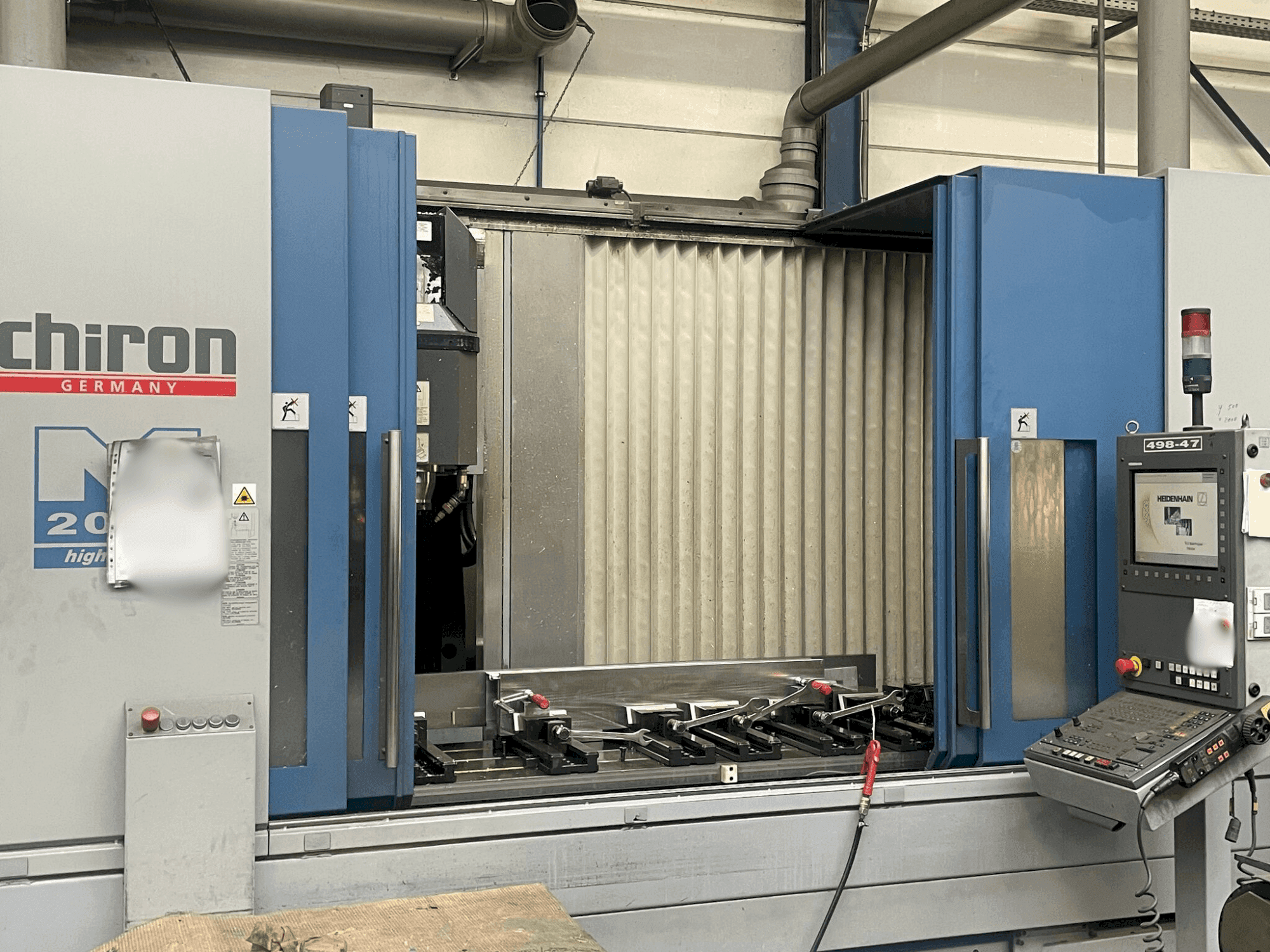 Čelní pohled  na CHIRON Mill 2000  stroj