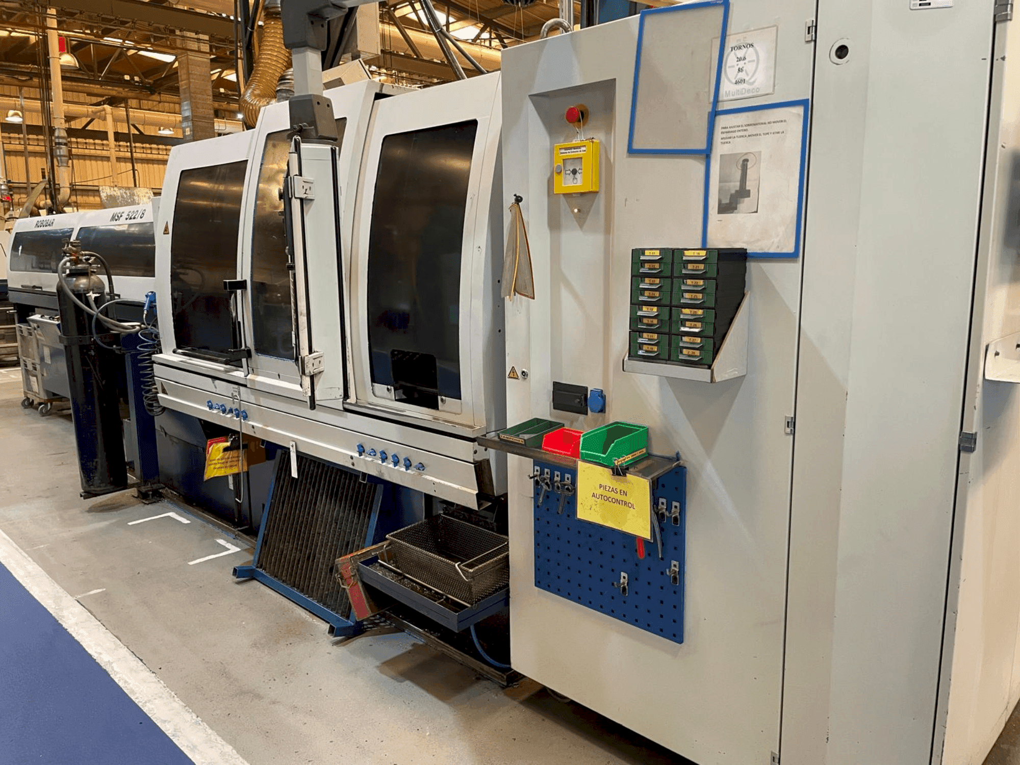 Čelní pohled  na TORNOS MultiDeco 20-8b  stroj