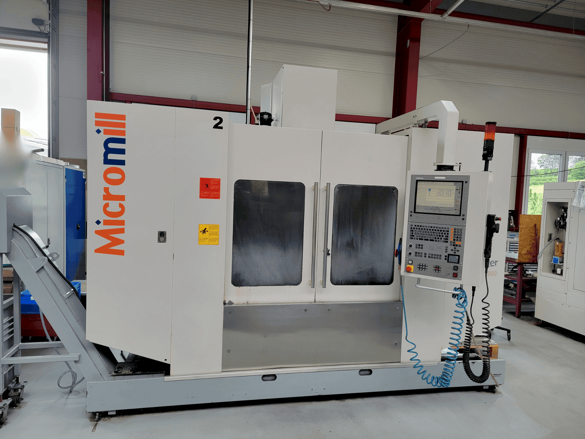 Čelní pohled  na BUFFALO Micromill VMC 1300  stroj