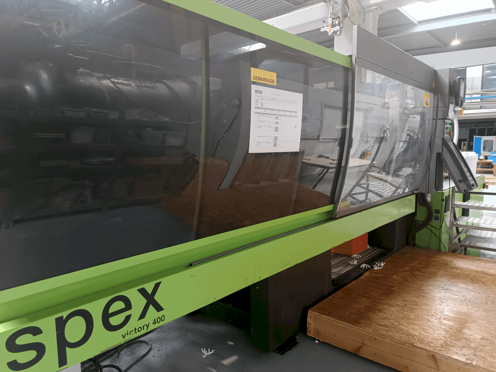 Čelní pohled  na Engel Victory 1350 400HL Spex  stroj