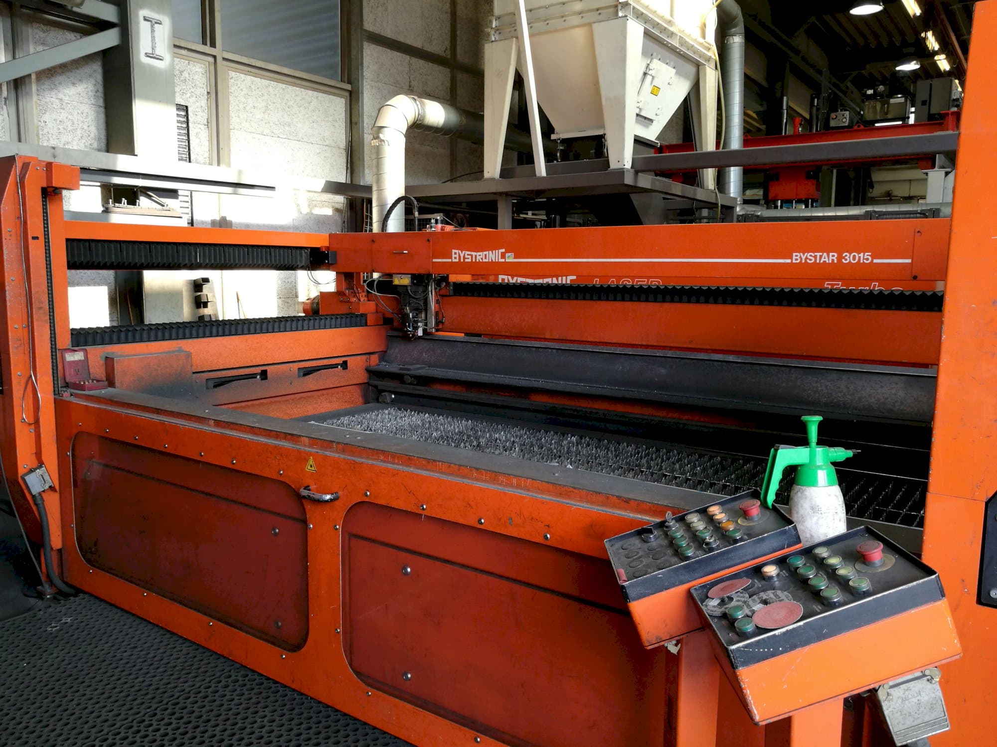 Pravý pohled  na Bystronic Bystar 3015 stroj