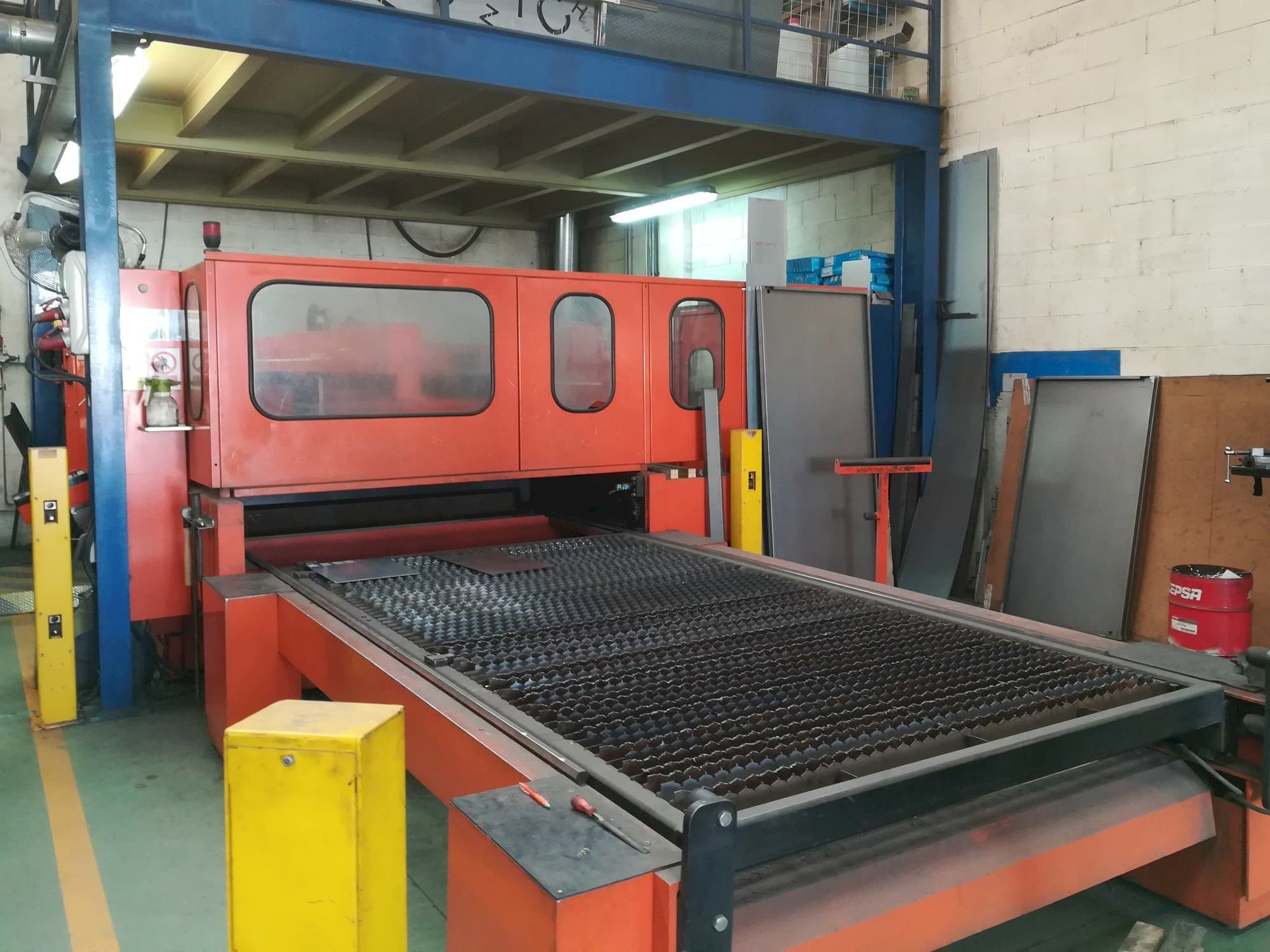 Čelní pohled  na Bystronic Bystar 3015  stroj