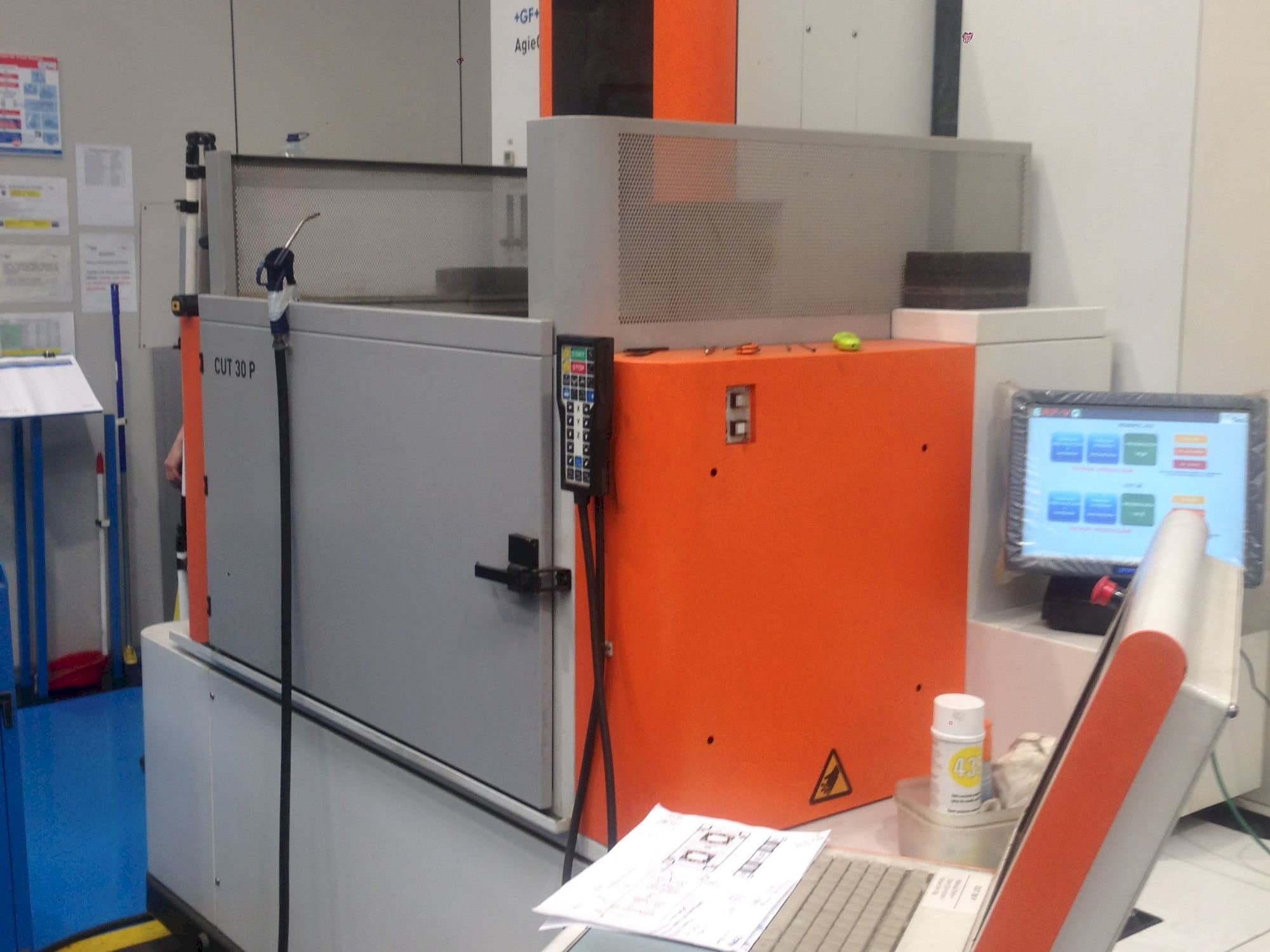 Čelní pohled  na CHARMILLES CUT 30P  stroj