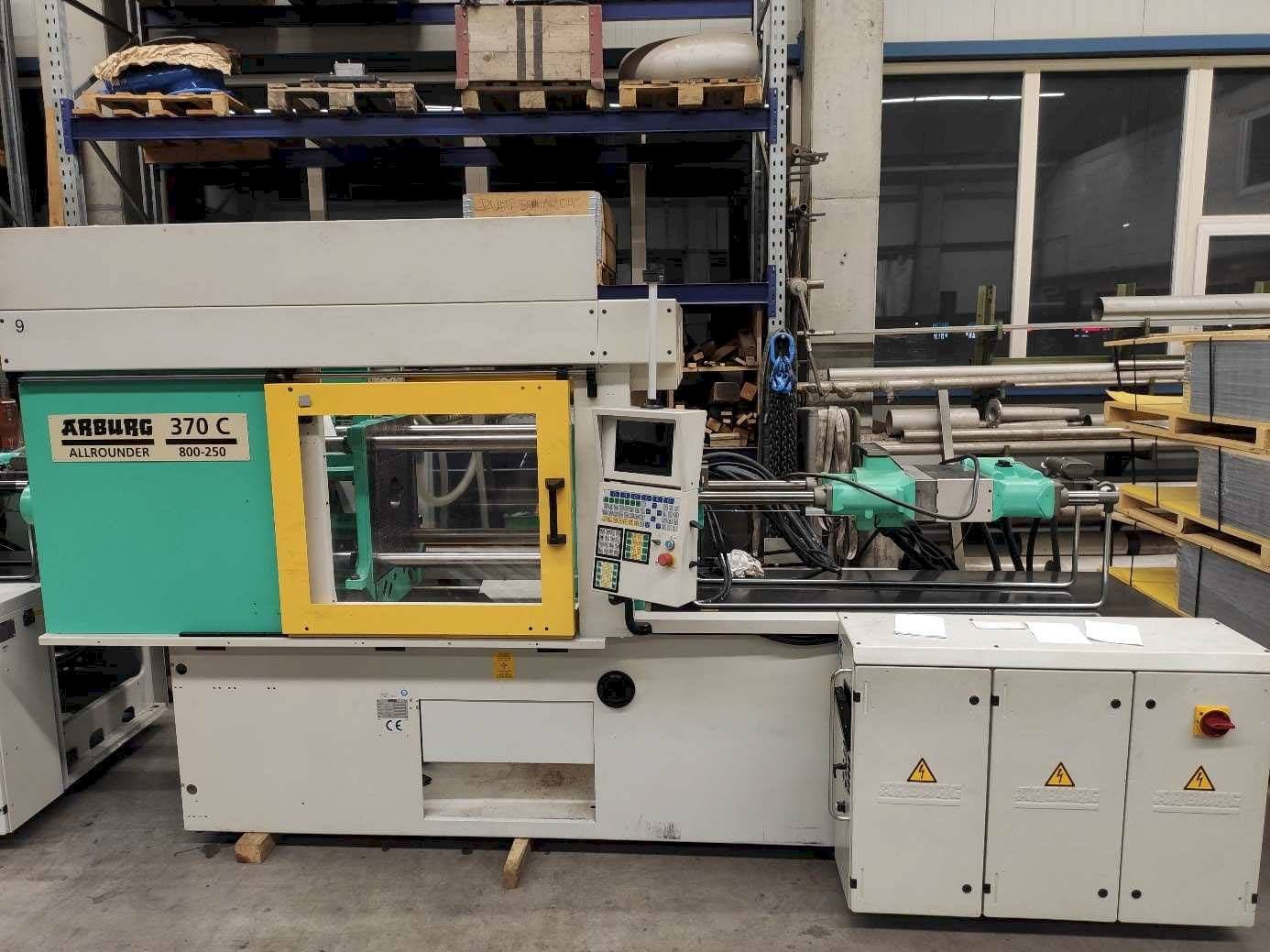 Čelní pohled  na Arburg 370C-800-250  stroj
