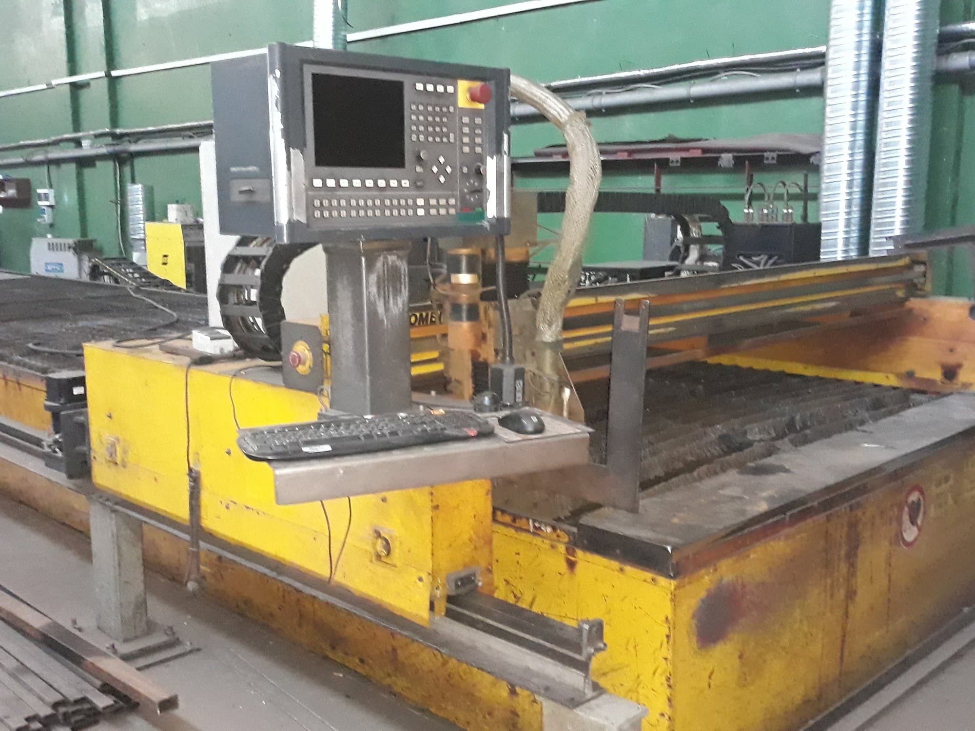 Čelní pohled  na ESAB CXD-P 3000  stroj