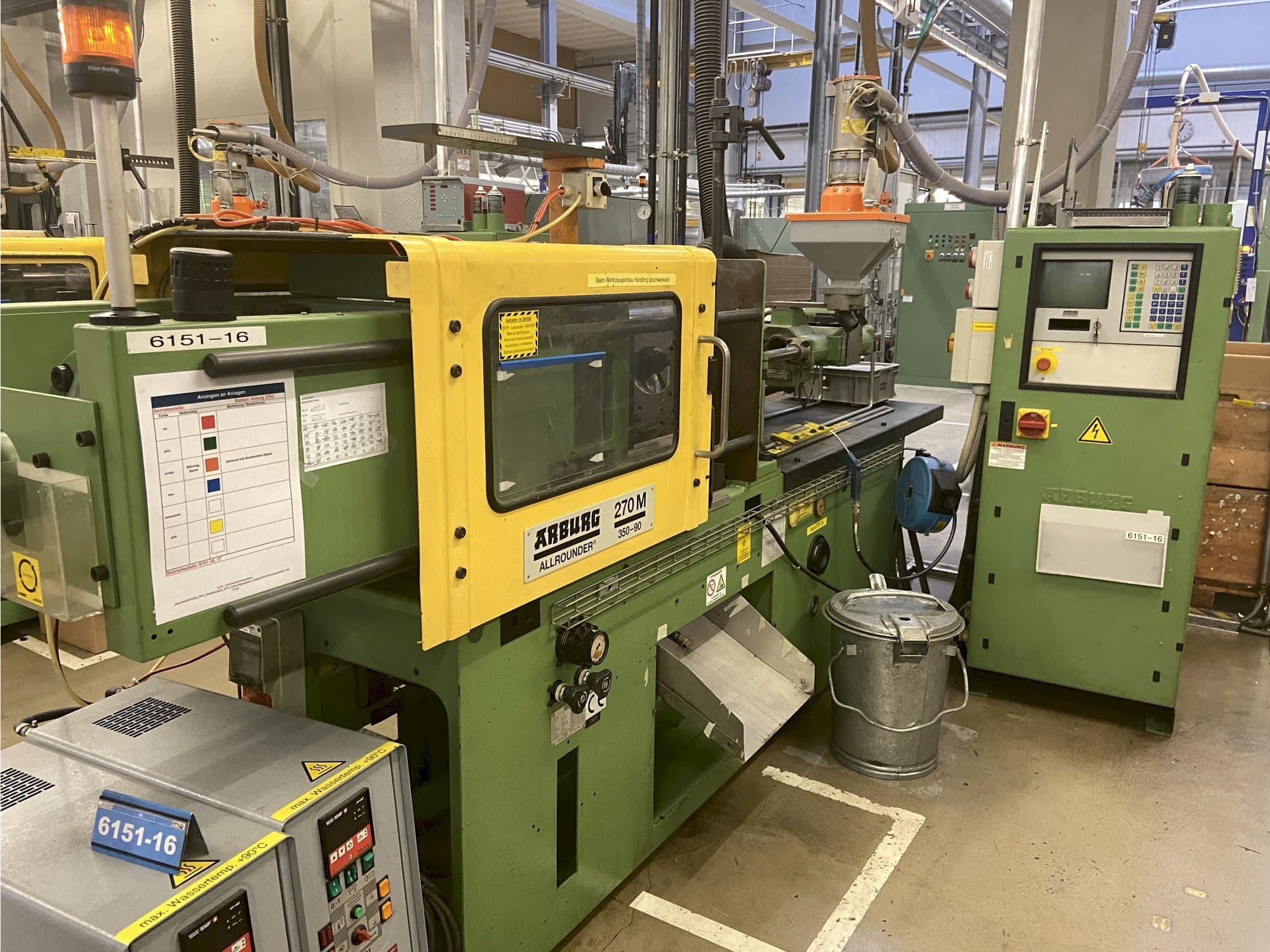 Čelní pohled  na Arburg ALLROUNDER 270 M 350 - 90  stroj